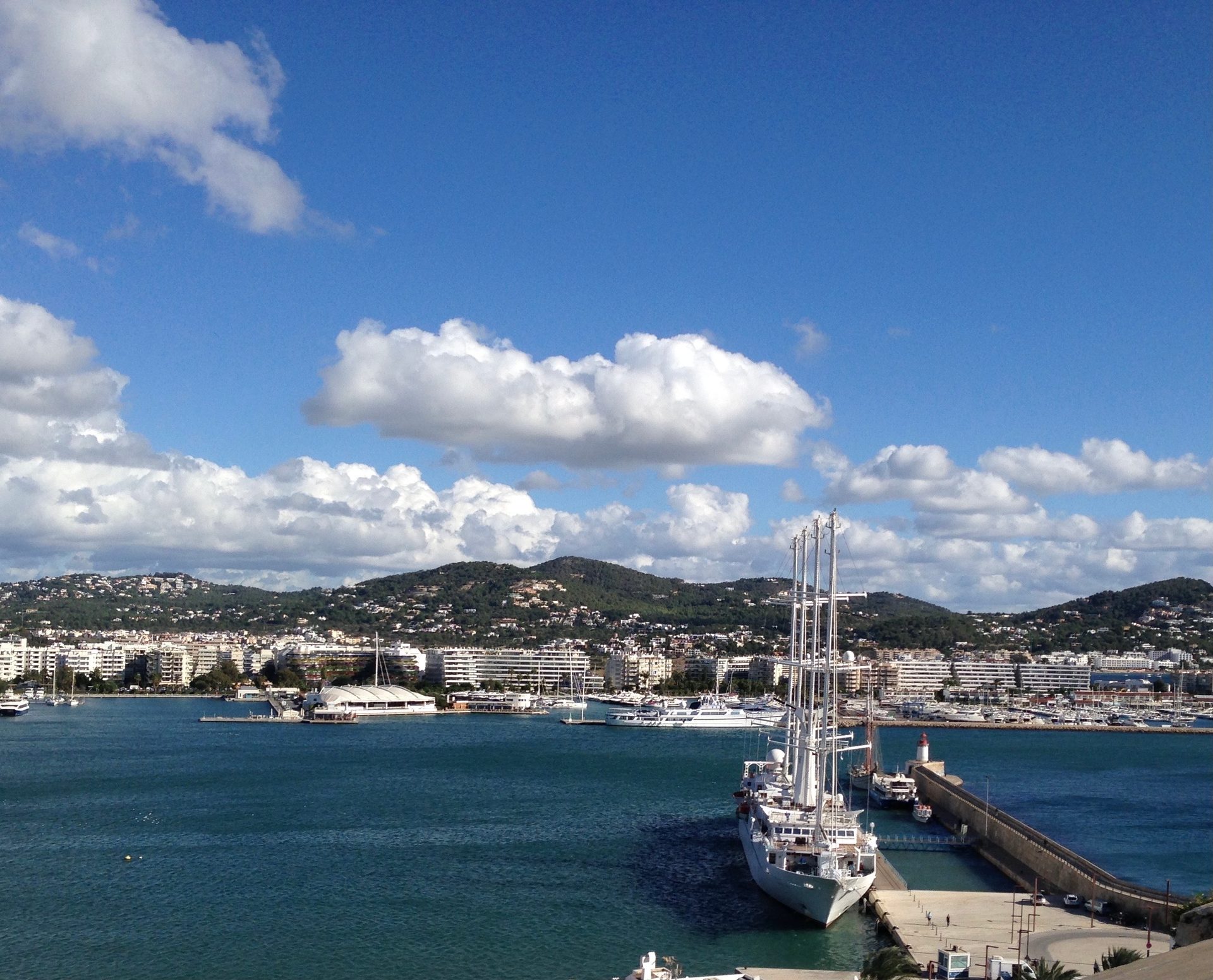 Coastal and oceanic landforms, Body of water, Cloud, Sky, Boat, Watercraft, Blue, Mountain, Lake