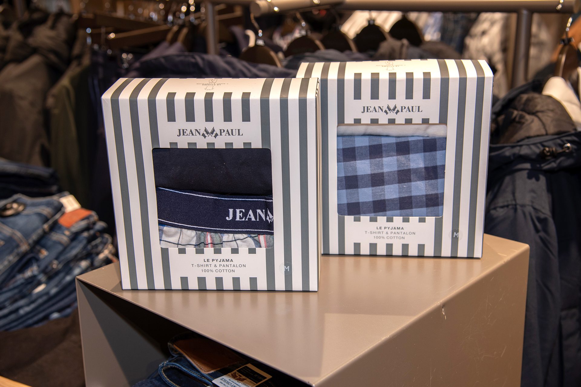 Automotive design, Fashion, Sleeve, Tartan, Bag