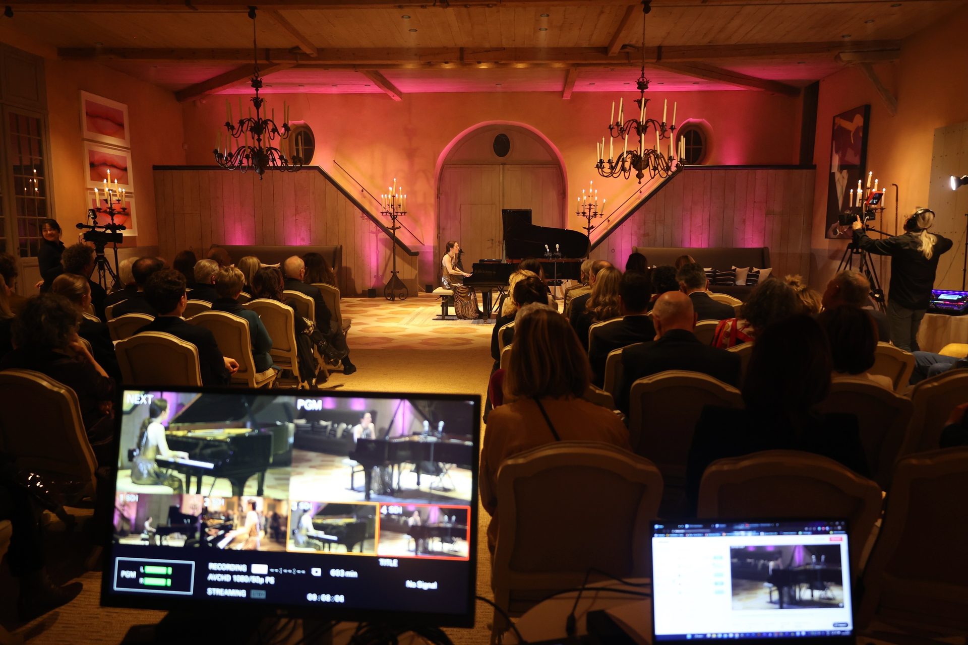 Personal computer, Laptop, Lighting, Entertainment, Chair