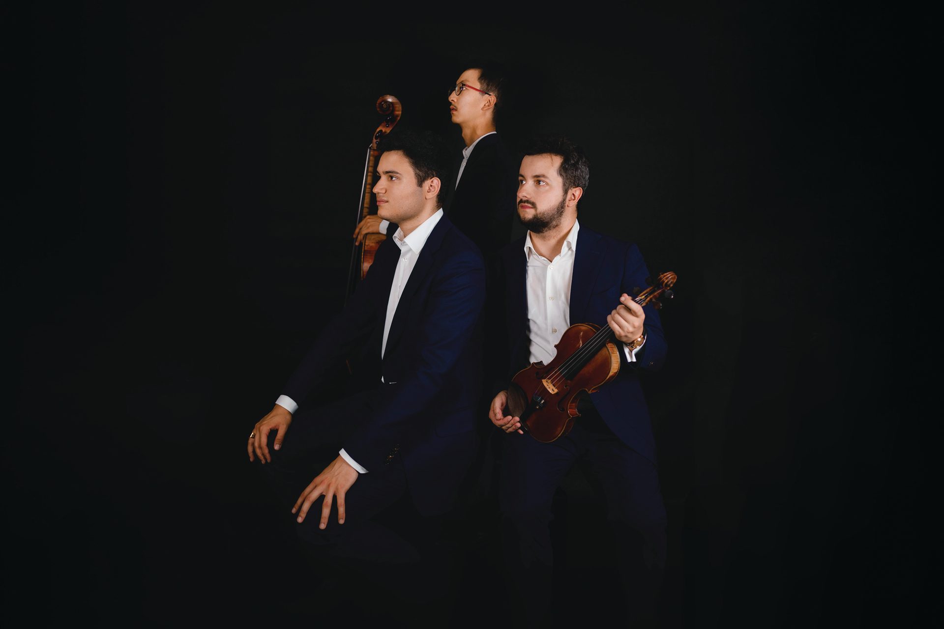 Suit trousers, Flash photography, Musical instrument, Performing arts, Coat, Gesture, Entertainment, Music