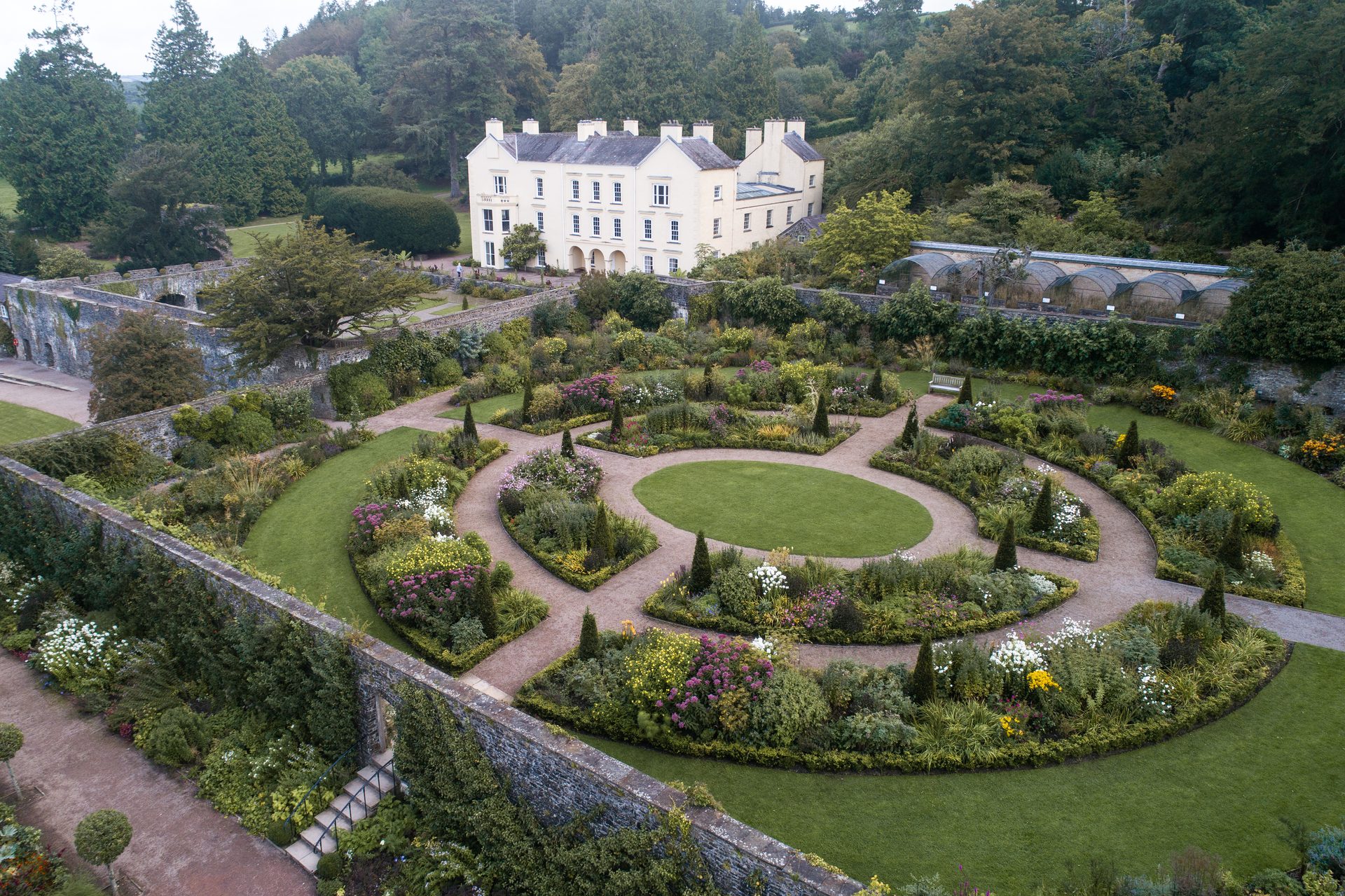 Land lot, Plant, Building, Property, Botany, Tree, House, Architecture, Sky, Hedge