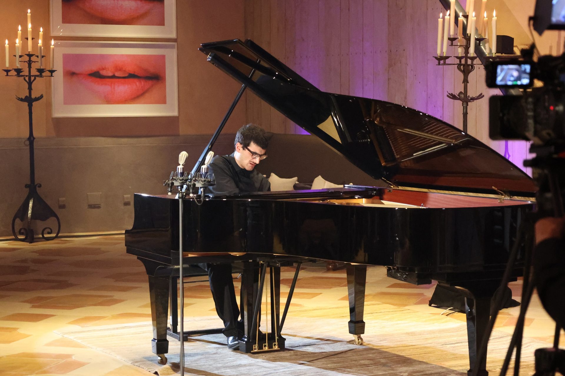 Musical instrument accessory, Classical music, Candle holder, Piano, Organist, Keyboard, Lighting, Musician, Pianist