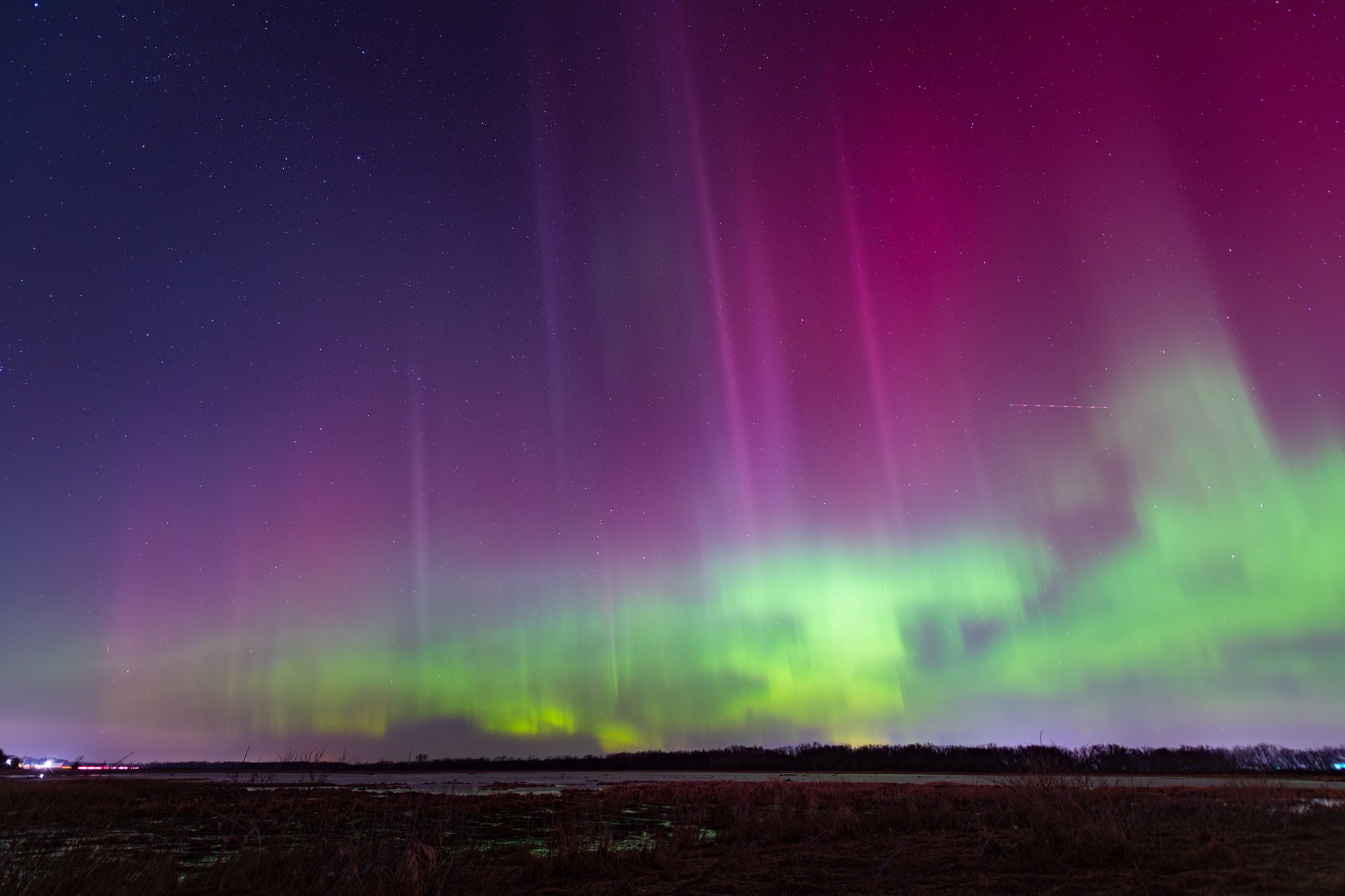 Natural environment, Atmospheric phenomenon, Sky, Atmosphere, Fluid, Aurora, Horizon, Landscape