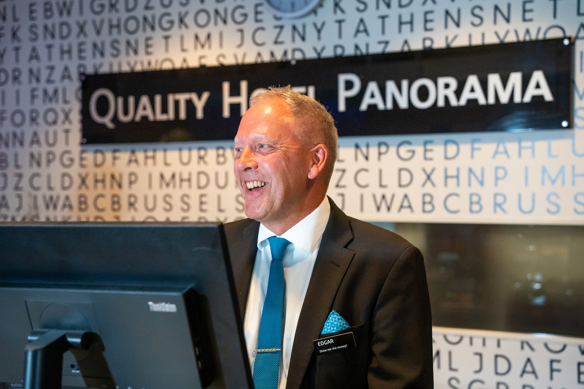 Computer monitor, Microphone, Smile, Tie, Coat, Spokesperson, Suit