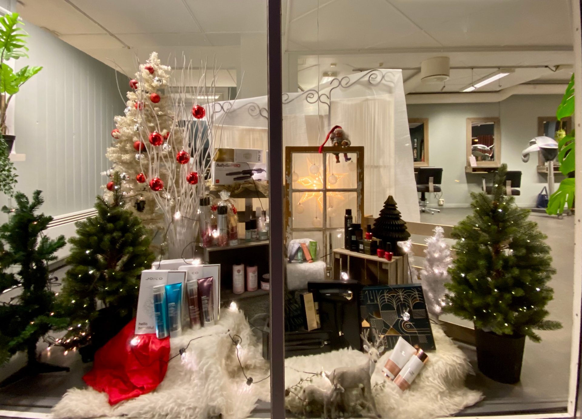 Christmas tree, Interior design, Holiday ornament, Fixture, Wood, Decoration