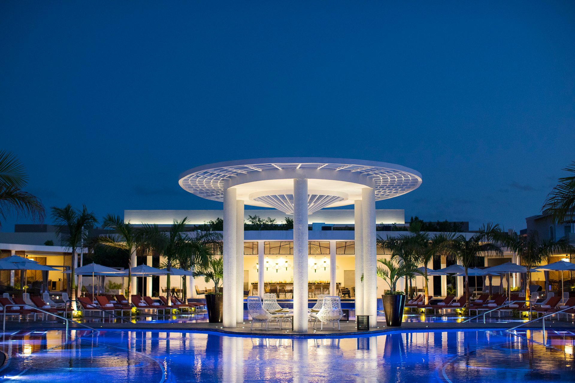 Body of water, Swimming pool, Sky, Plant, Building, Tree, Leisure