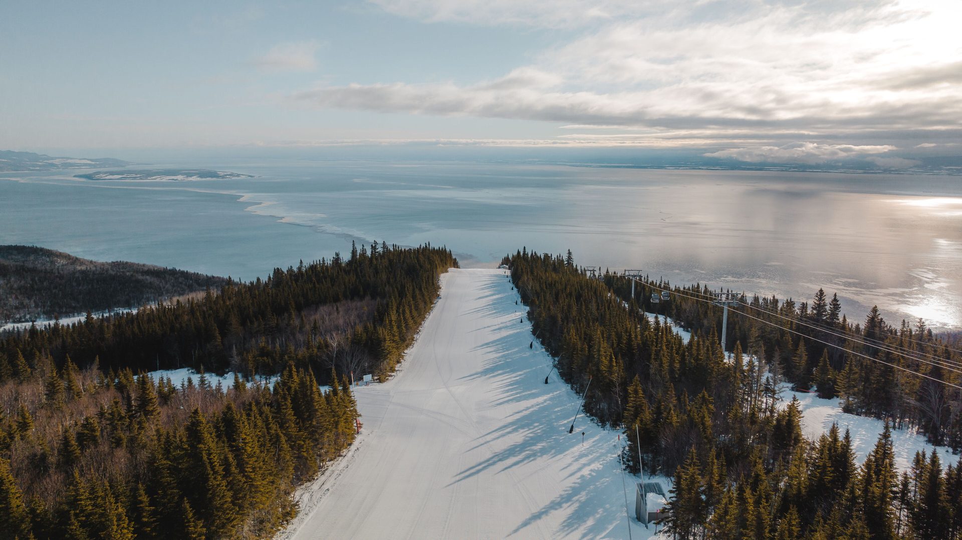 Natural landscape, Cloud, Sky, Water, Snow, Plant, Slope, Tree, Wood, Freezing