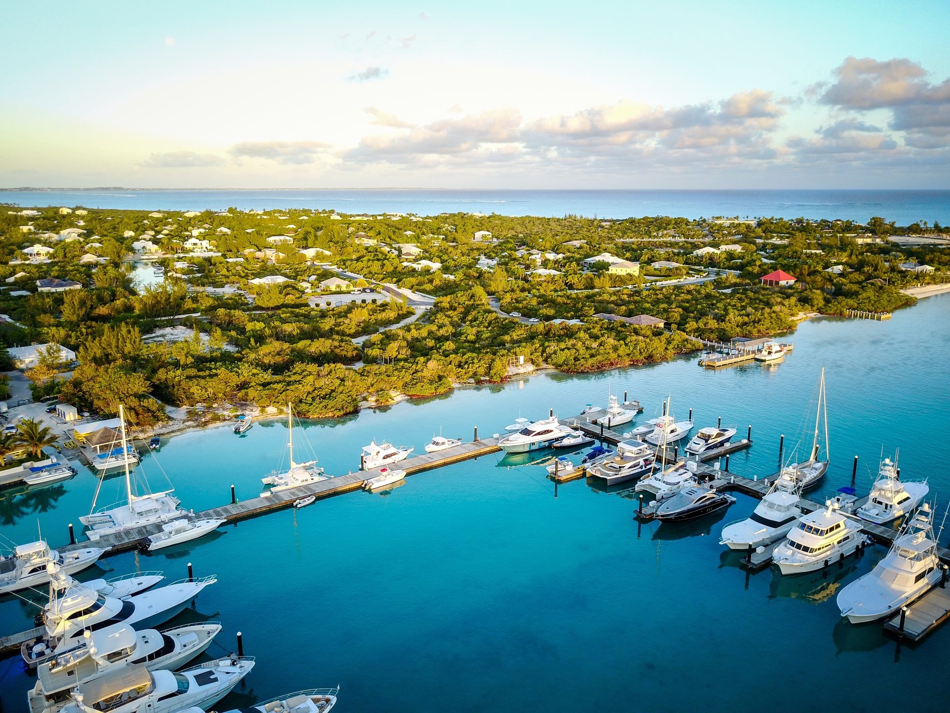 Coastal and oceanic landforms, Body of water, Natural landscape, Cloud, Sky, Boat, Watercraft, Nature, Lake