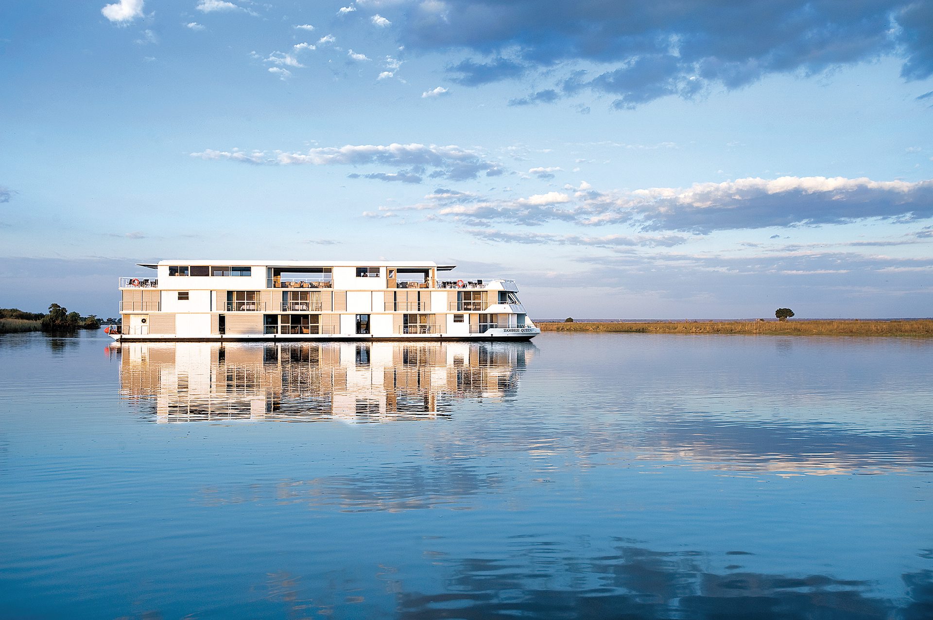Water, Cloud, Sky, Building, Blue, Window, Lake, Bank