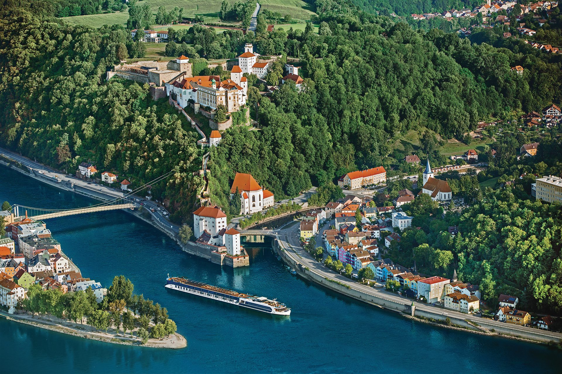 Coastal and oceanic landforms, Water resources, Boat, Watercraft, Vehicle, Nature, Lake, Building, Landscape