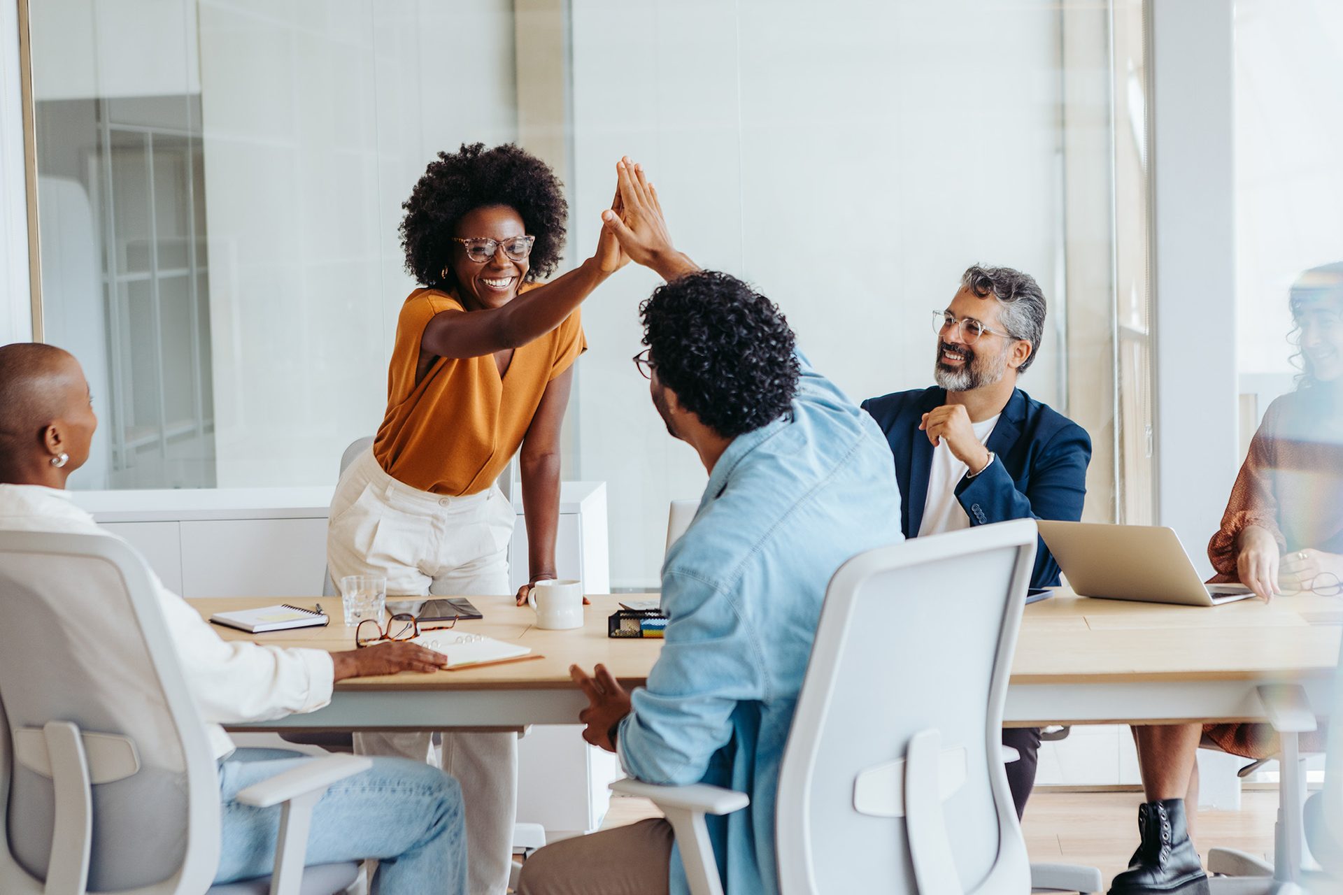 Electronic device, Interior design, White-collar worker, Furniture, Chair, Table, Sitting, Interaction, Meeting, Job