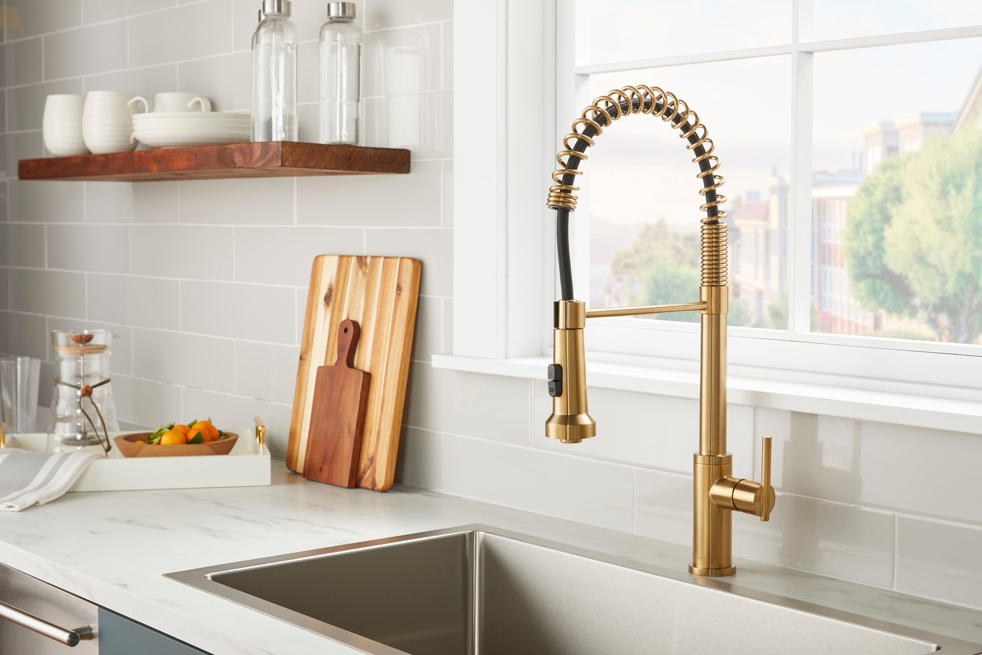 Kitchen sink, Plumbing fixture, Interior design, Tap, Property, Countertop, Wood, Floor