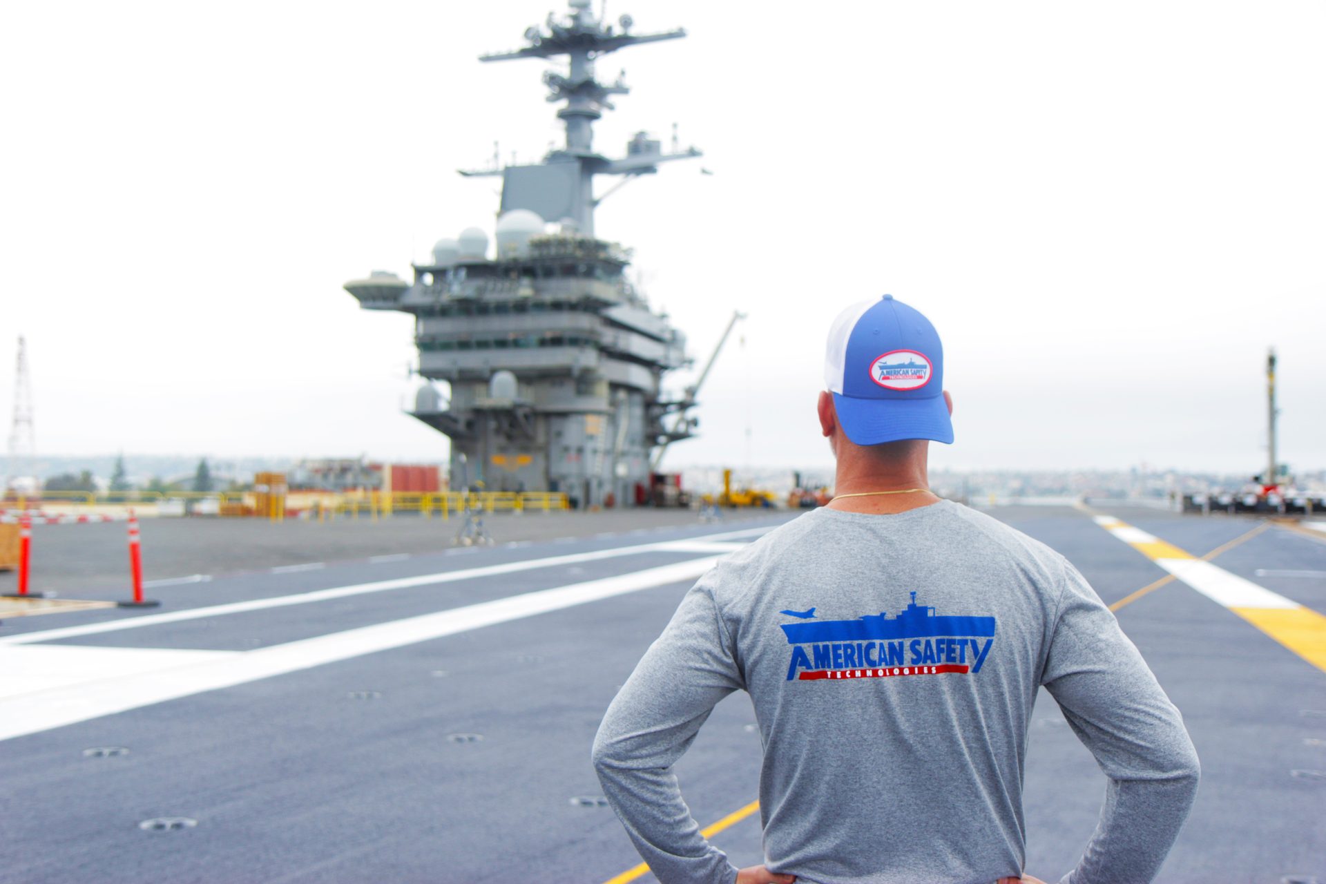 Naval architecture, Sky, Sleeve, Gesture, Aircraft, Aviation, Vehicle, Asphalt, Watercraft
