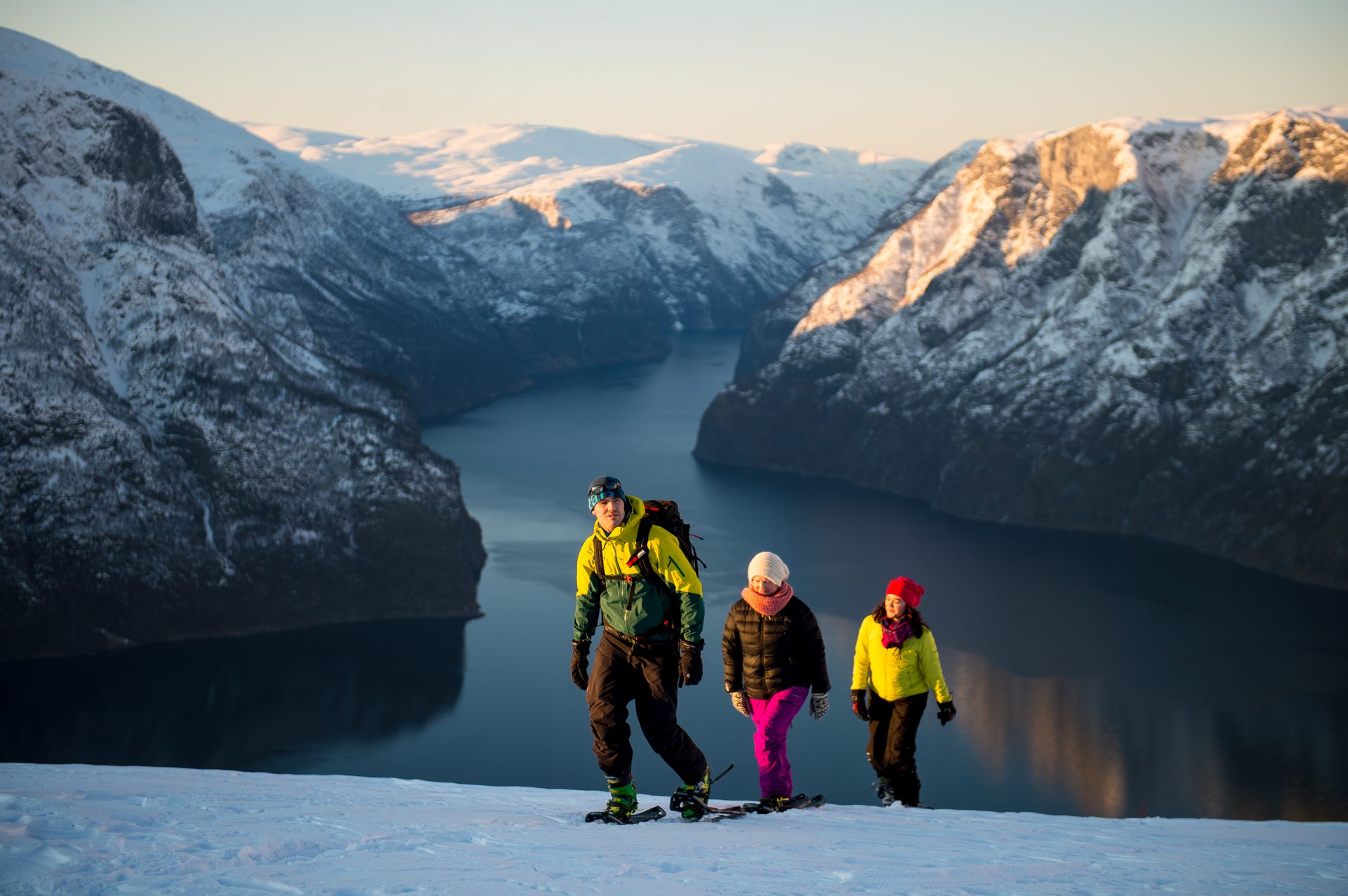 People in nature, Mountainous landforms, Glacial landform, Mountain range, Adventure, Wilderness, Winter