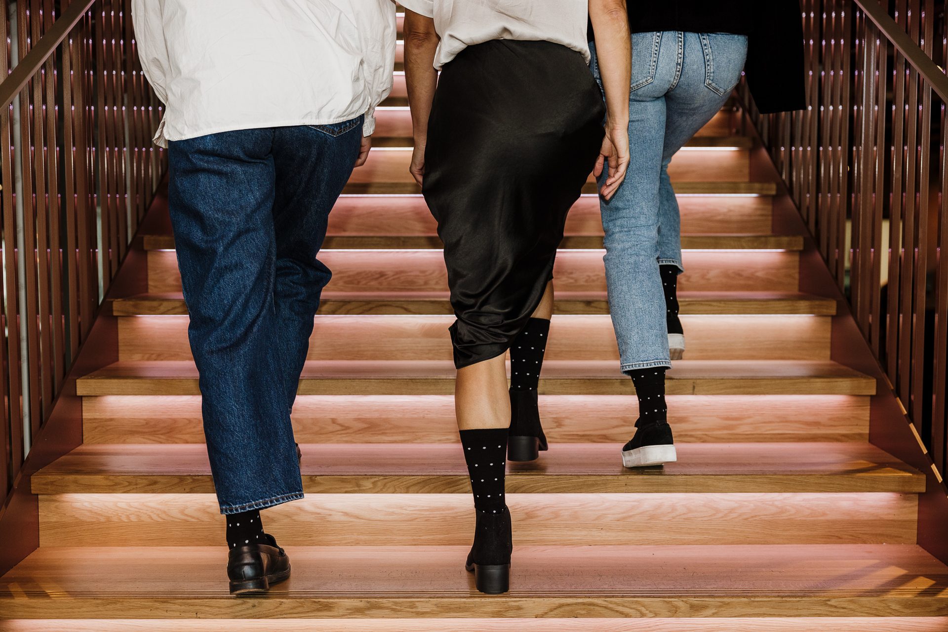 Footwear, Joint, Shoe, Leg, Sleeve, Textile, Waist, Standing, Thigh, Gesture