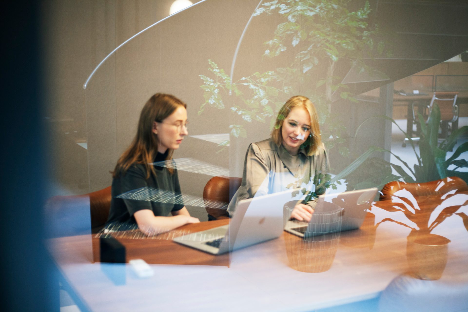 Electronic device, Office Equipment, Personal computer, Interior design, Laptop, Furniture, Gadget, Sitting, Technology