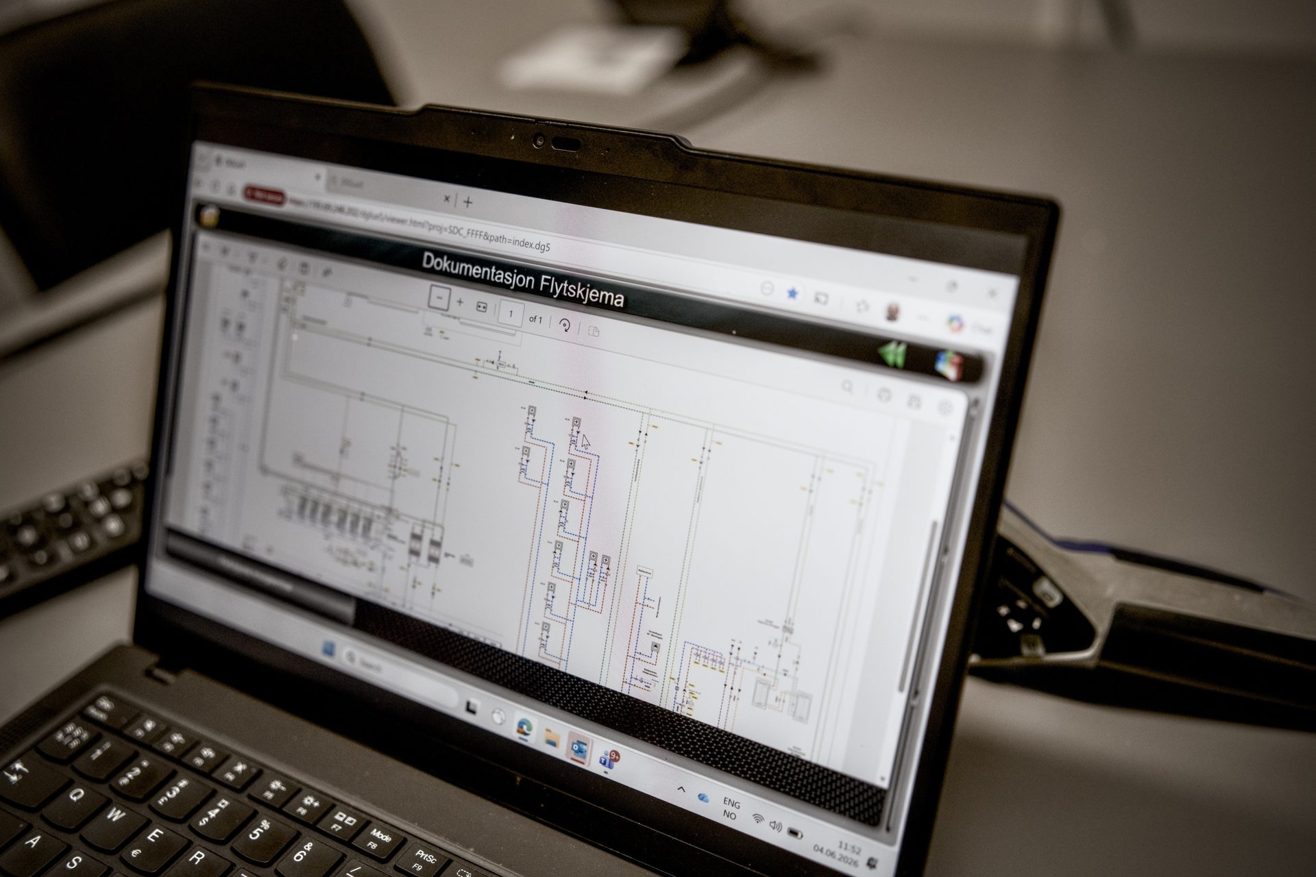 A close-up view of a laptop screen displaying a detailed technical diagram or flowchart, titled "Dokumentasjon Flytskjema" (Documentation Flowchart) in a web browser interface.