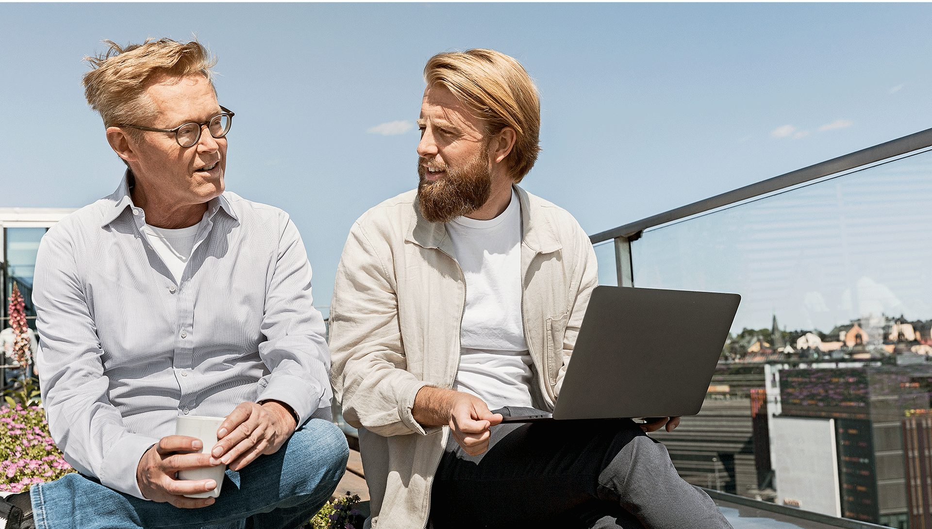 Electronic device, White-collar worker, Personal computer, Office Equipment, Laptop, Furniture, Gadget, Sitting, Technology