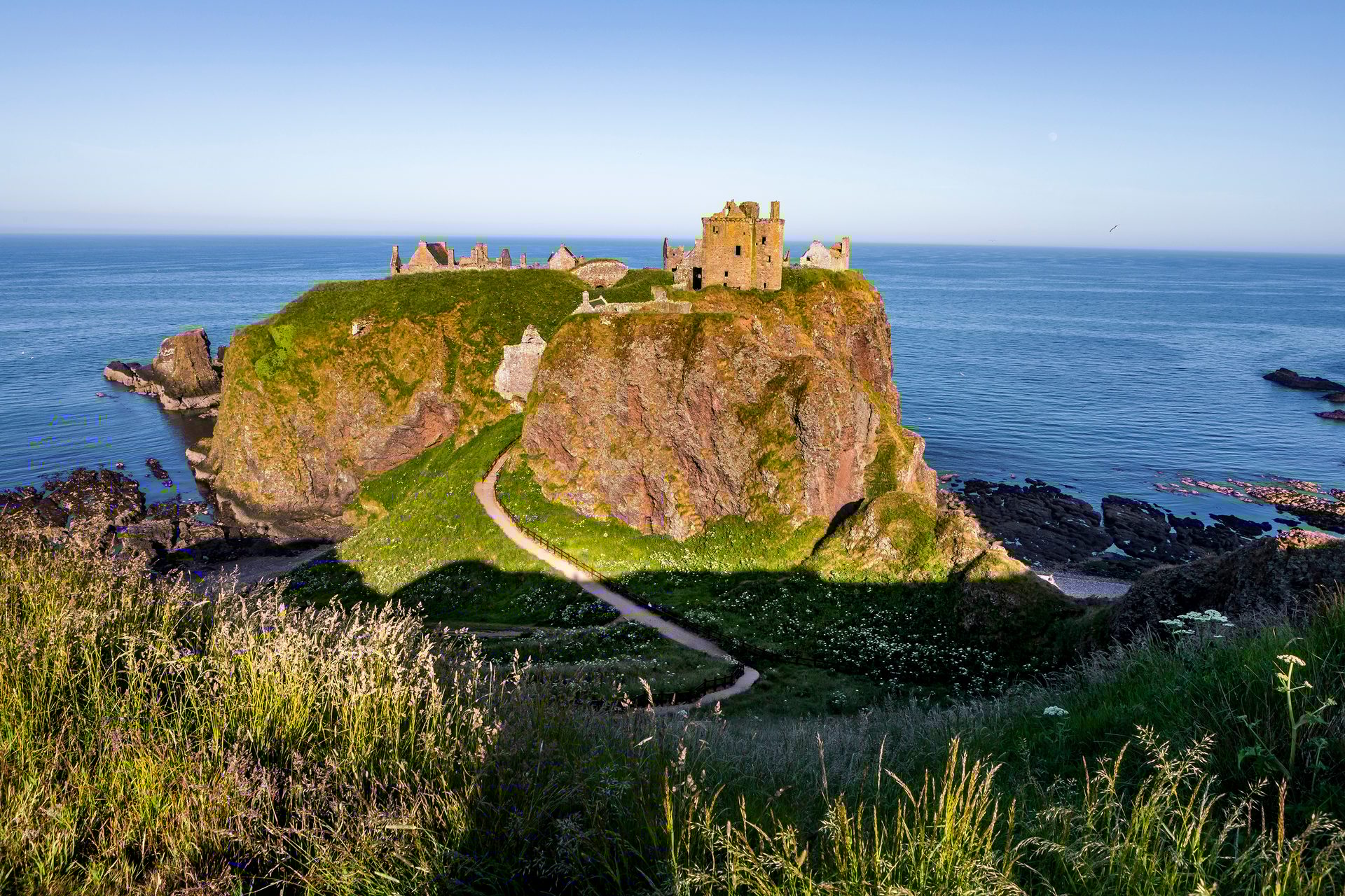 Natural landscape, Geological formation, Rock, Terrain, Promontory, Outcrop, Headland, Coast, Klippe, Sea