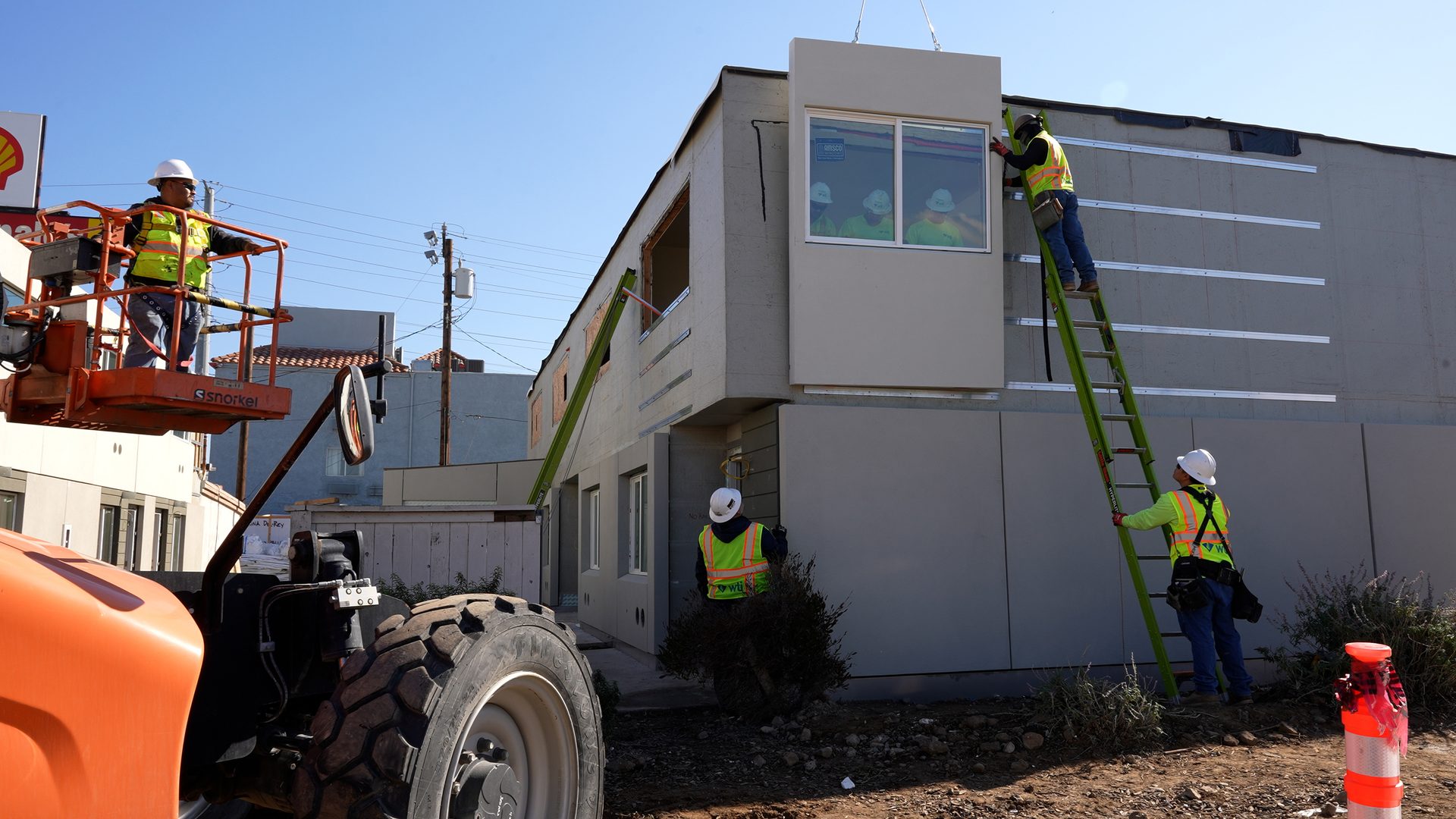 Automotive tire, Road surface, Wheel, Sky, Vehicle, Building, Tread, Asphalt, Plant