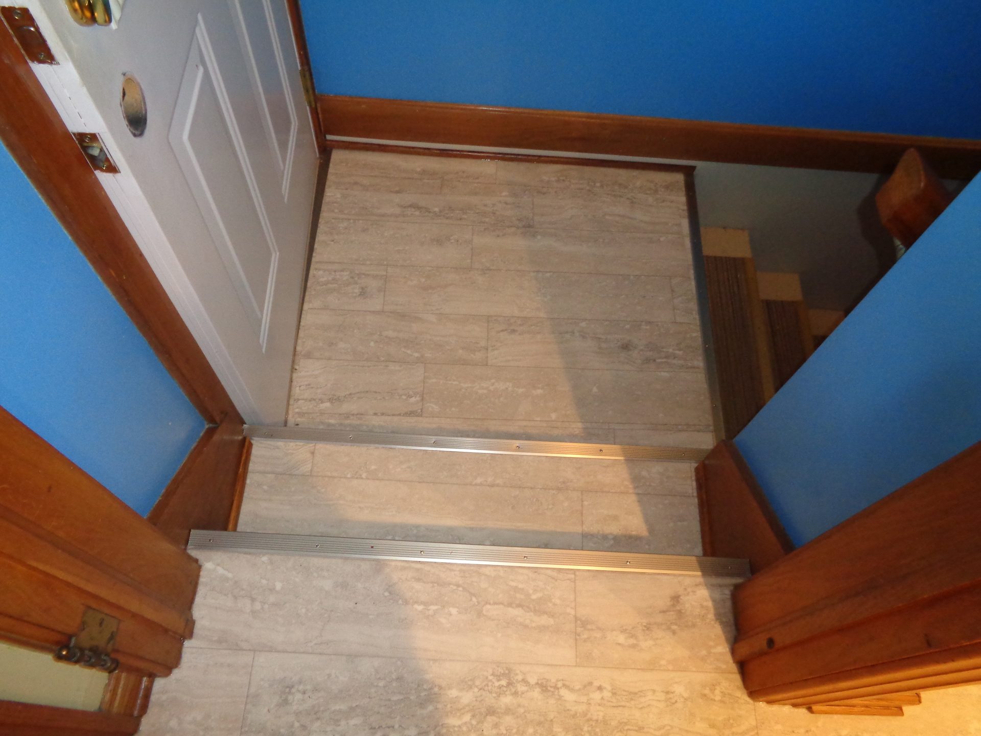 Wood stain, Composite material, Brown, Fixture, Rectangle, Stairs, Flooring, Floor, Wall