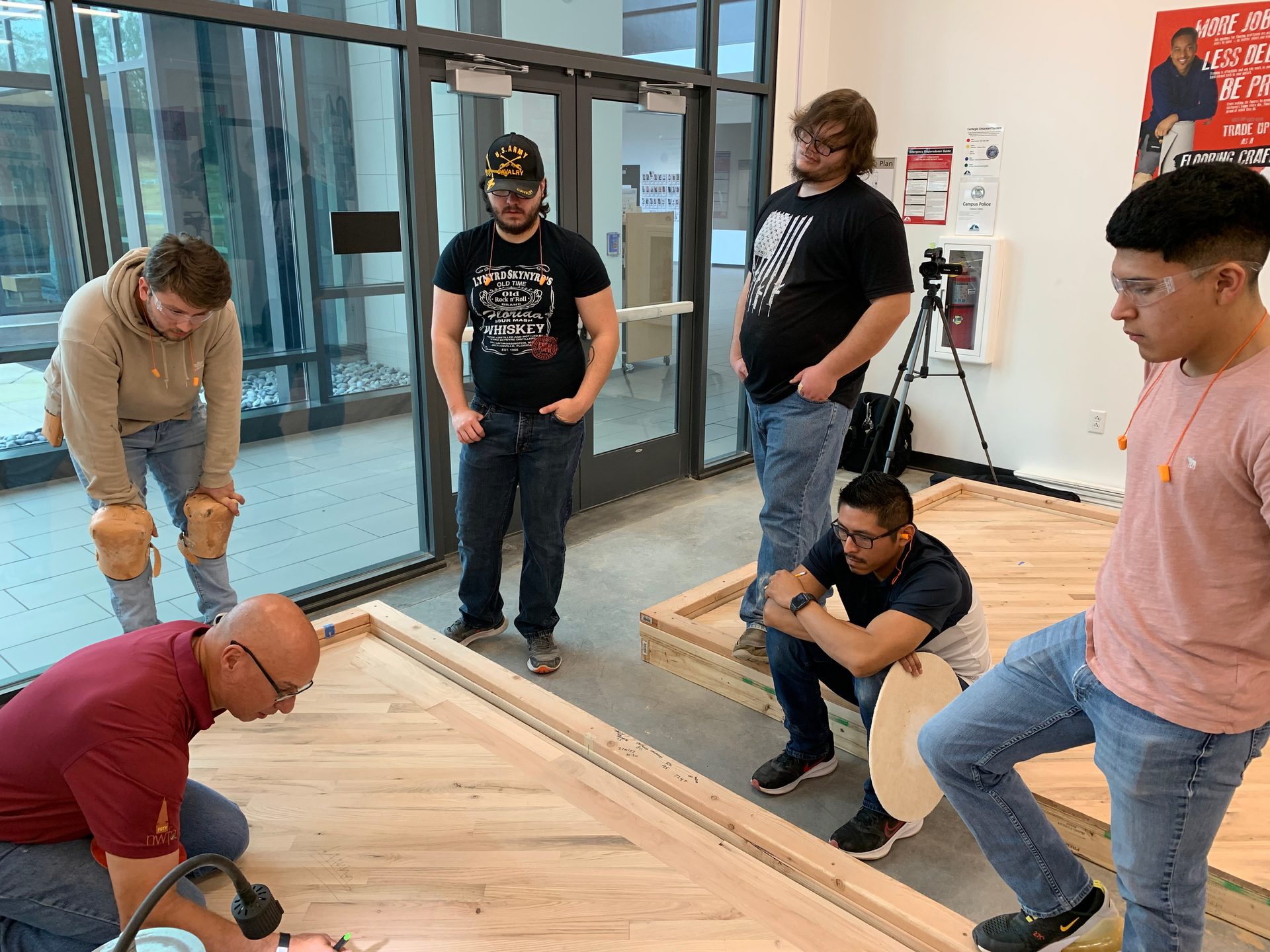 Joint, Jeans, Wood, Flooring, Community, T-shirt, Floor