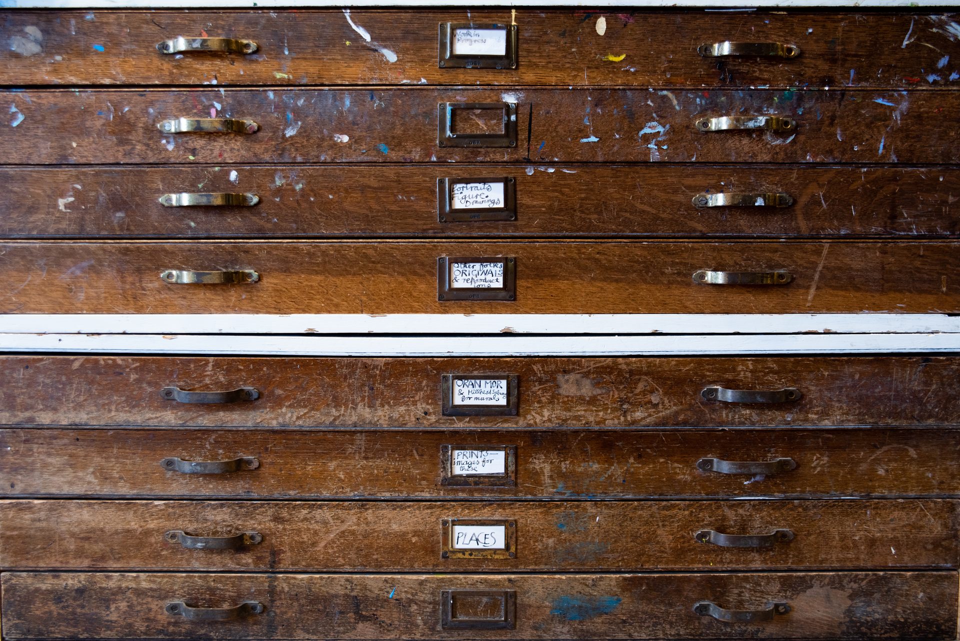 Chest of drawers, Wood stain, Brown, Cabinetry, Furniture, Drawer, Rectangle, Dresser, Plant
