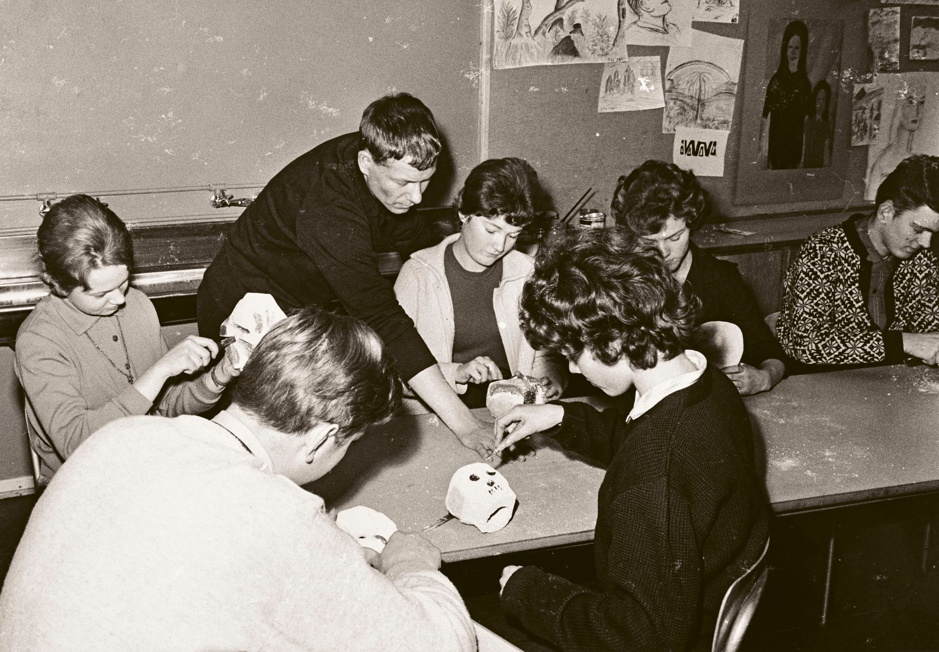En aprilnatt i 1976 stupte kunstneren Tor Hoff ut fra åttende etasje i ...