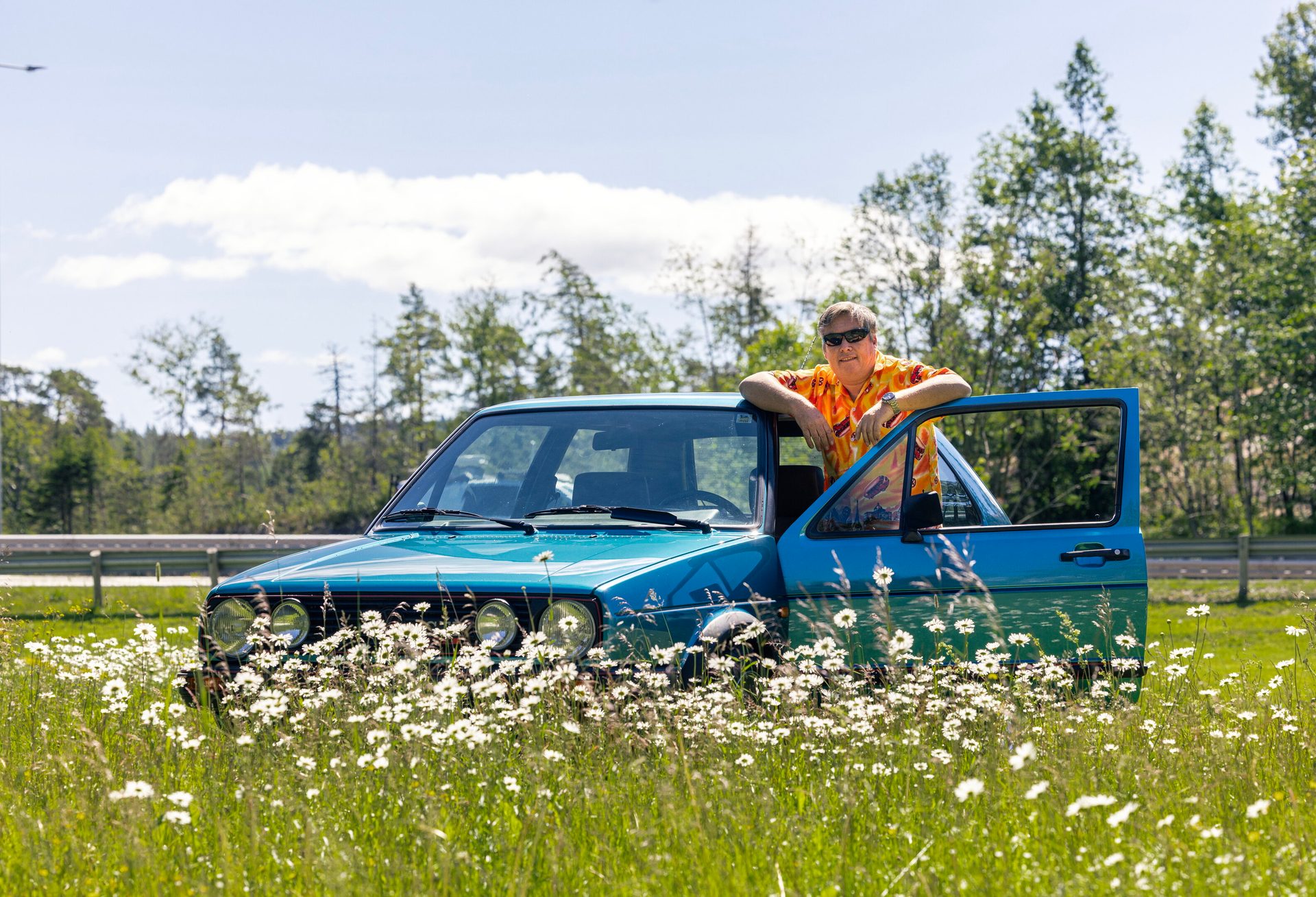 Land vehicle, Tire, Plant, Flower, Sky, Car, Cloud, Wheel, Hood