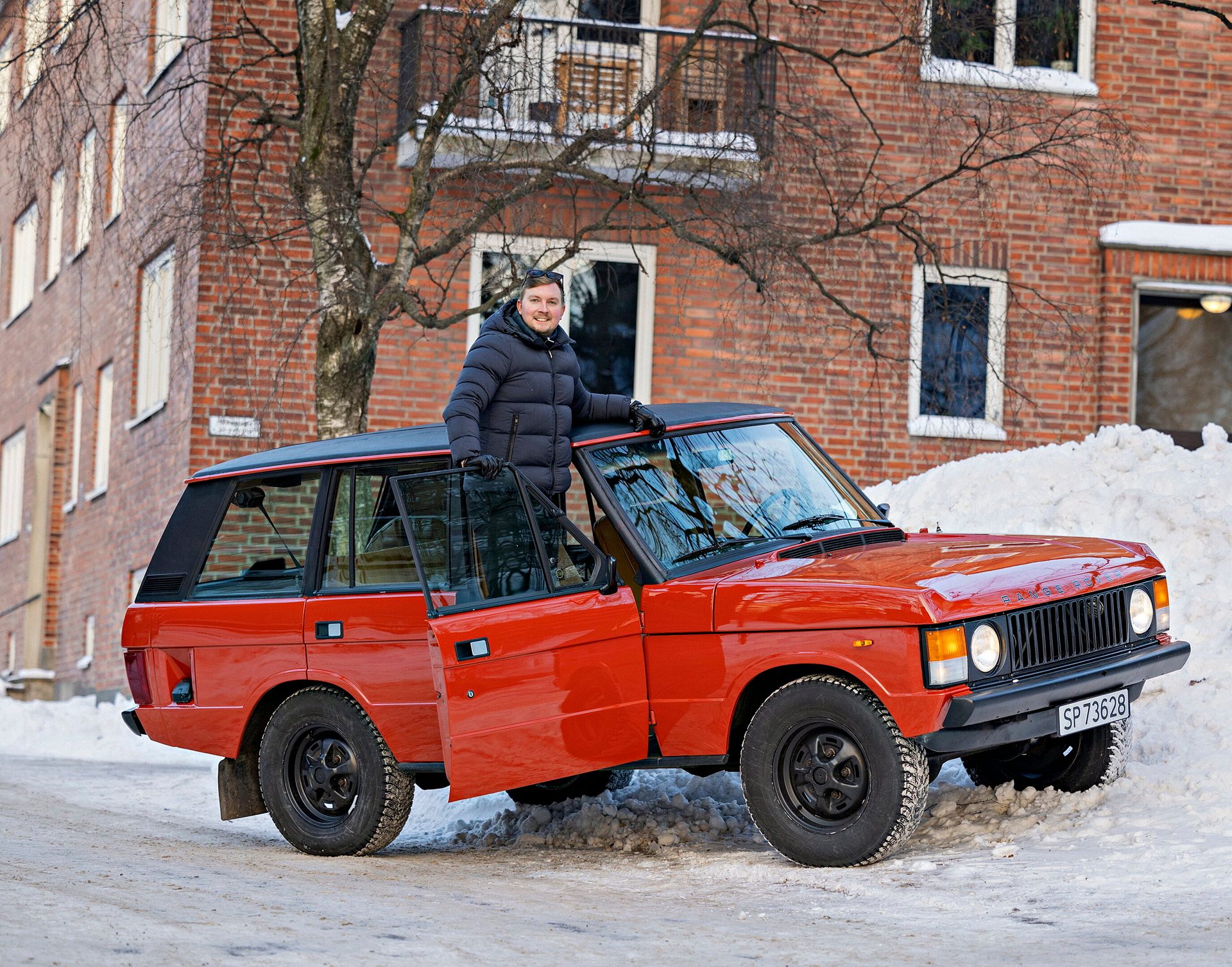 Automotive carrying rack, Land vehicle, Wheel, Tire, Car, Window, Snow, Building
