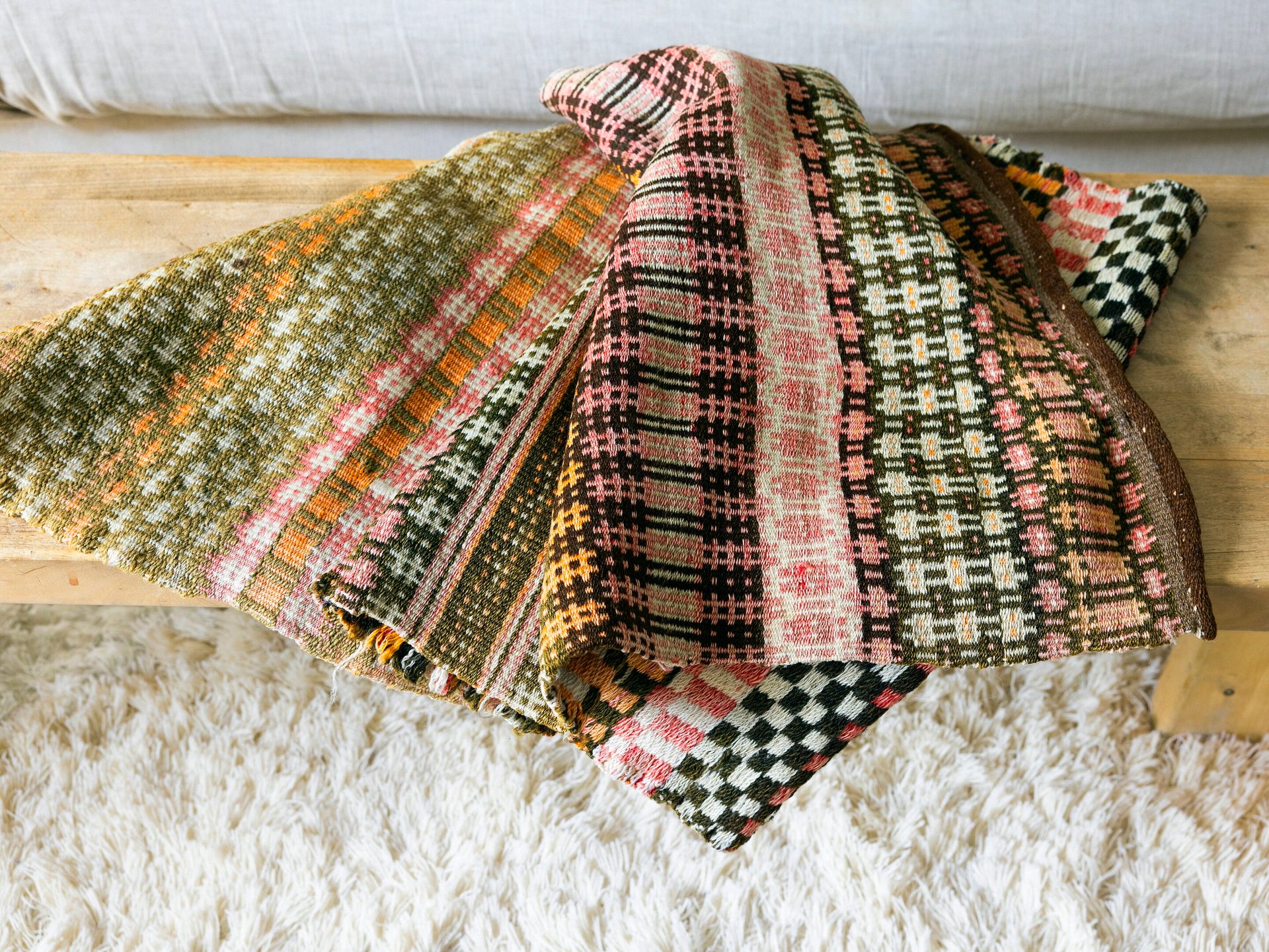 Creative arts, Outerwear, Sleeve, Textile, Rectangle, Tartan, Plaid, Triangle