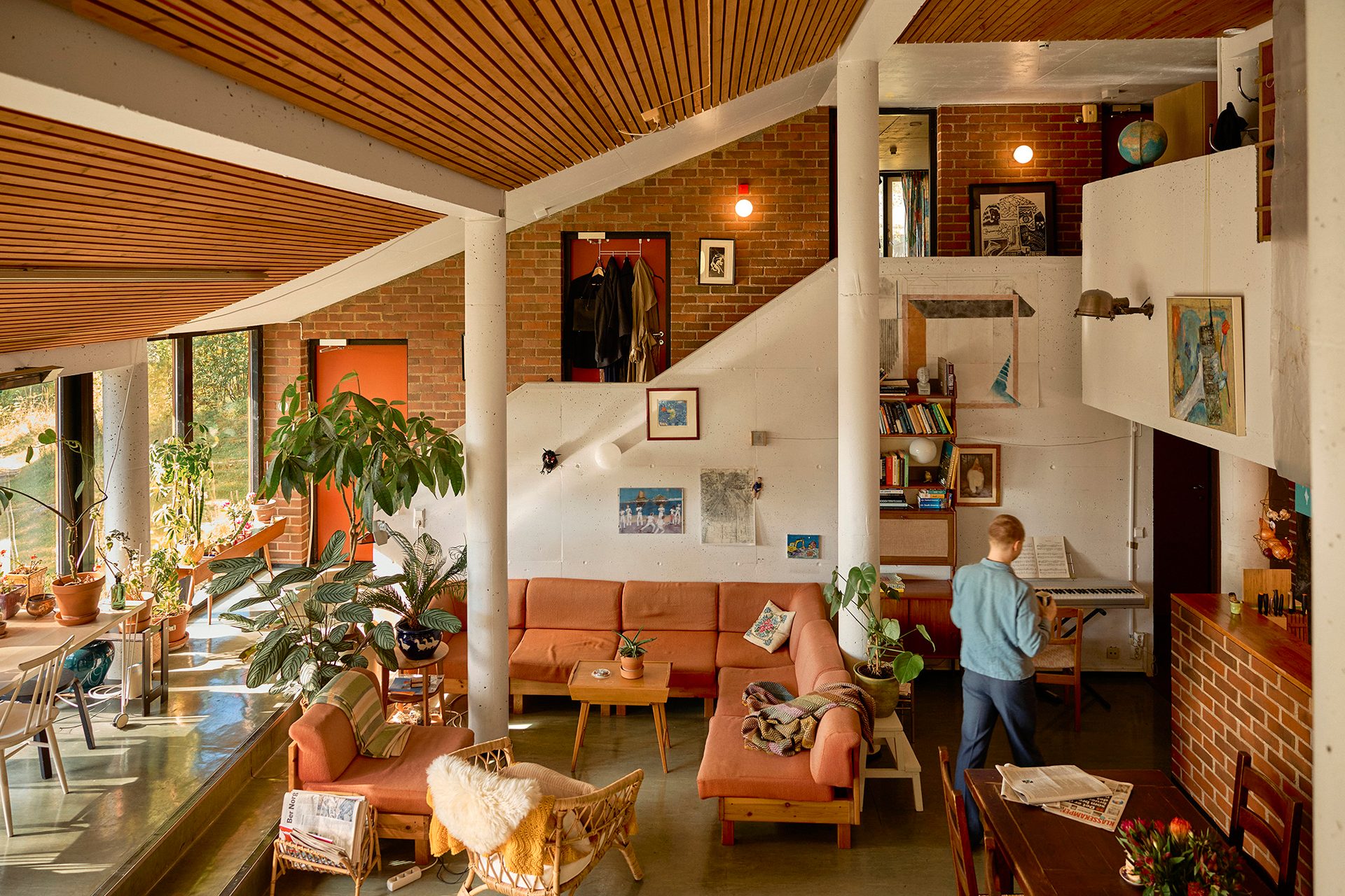Interior design, Picture frame, Furniture, Plant, Property, Table, Houseplant, Flowerpot, Chair, Lighting