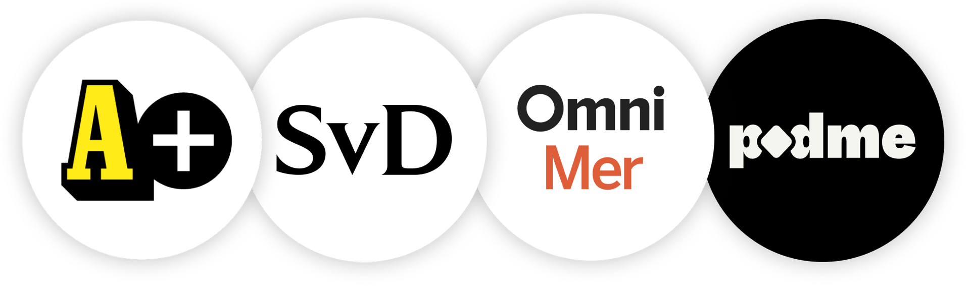 Four logos in circles: A+, SvD, Omni Mer, and podme, displayed on a dark green background.