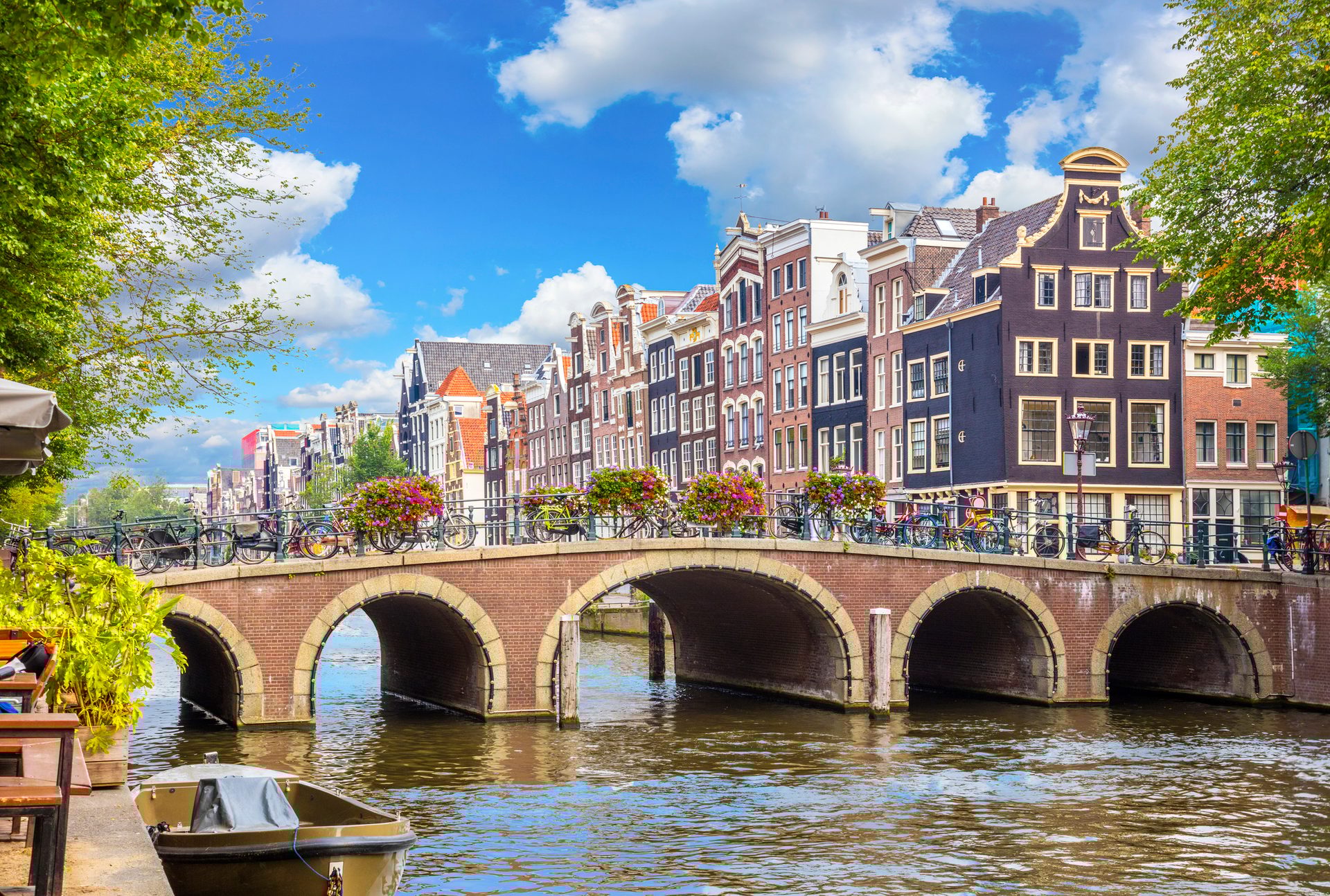 Body of water, Arch bridge, Canal, Waterway, Channel, Watercourse, Neighbourhood, Bank