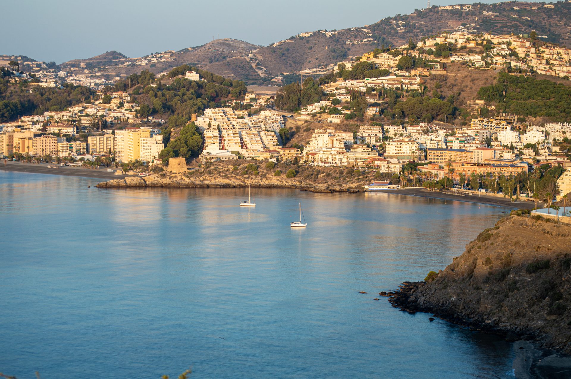 Coastal and oceanic landforms, Body of water, Coast, Horizon, Sea, Bank, Shore, Headland