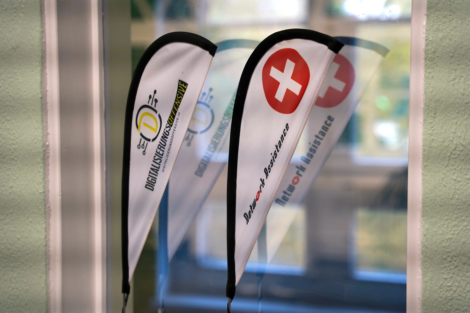 Two small display flags: one for "Digitalisierungsoffensive" and one for "Network Assistance".