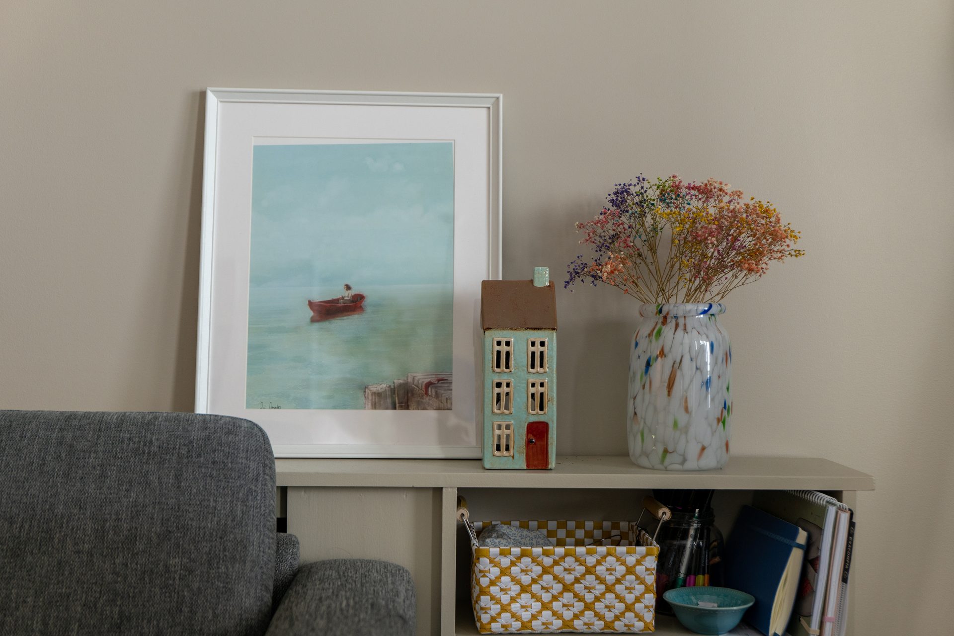 Interior design, Flower, Flowerpot, Plant, Houseplant, Wood, Wall, Shelving, Vase, Rectangle