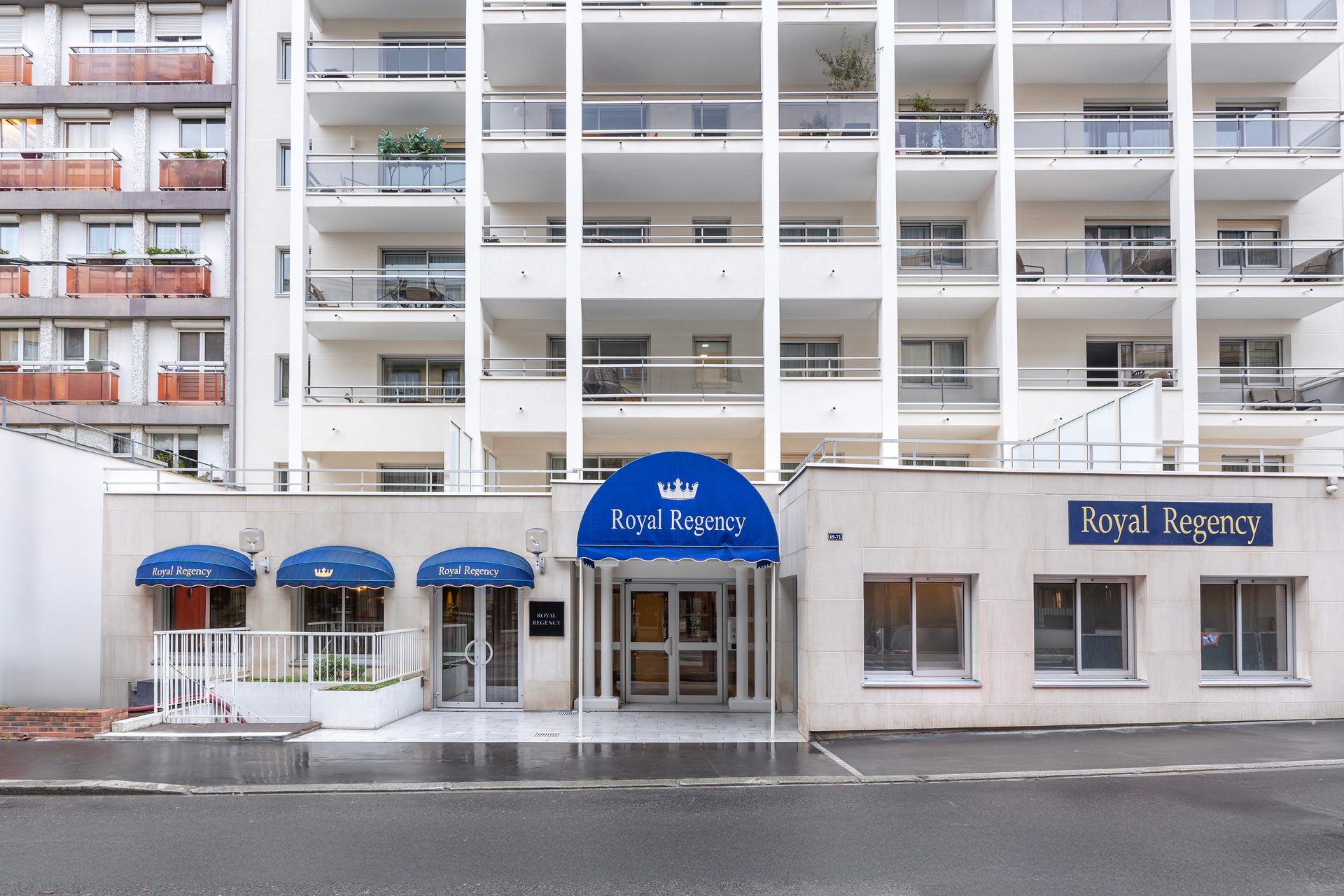 Commercial building, Apartment
