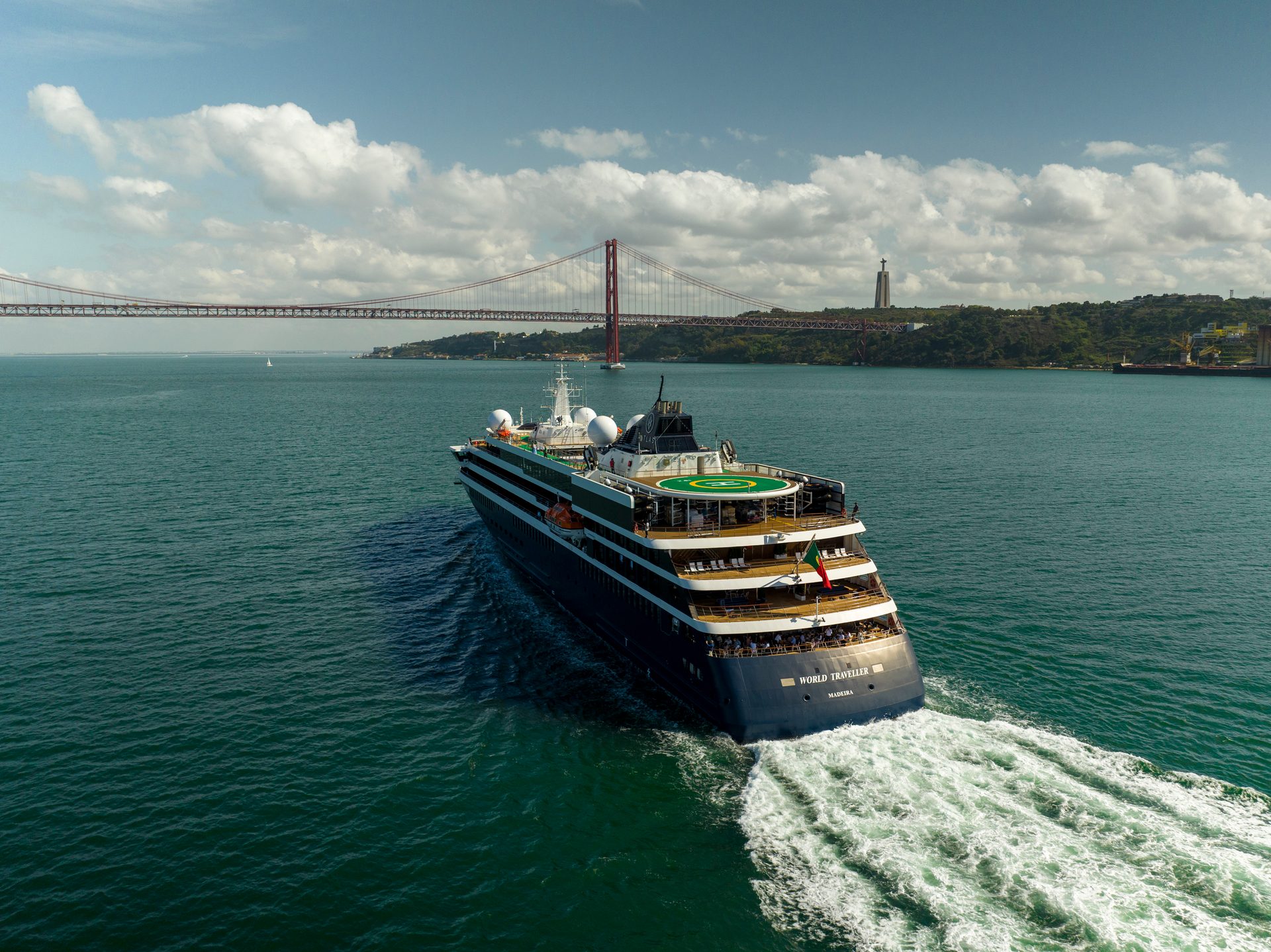 Water resources, Naval architecture, Cruise ship, Cloud, Boat, Sky, Watercraft, Vehicle, Lake