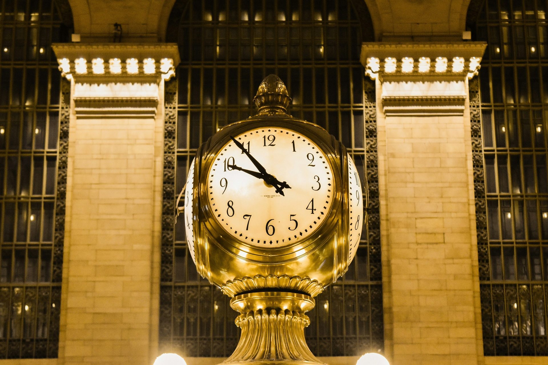 Quartz clock, Building, Light, Lighting, Architecture