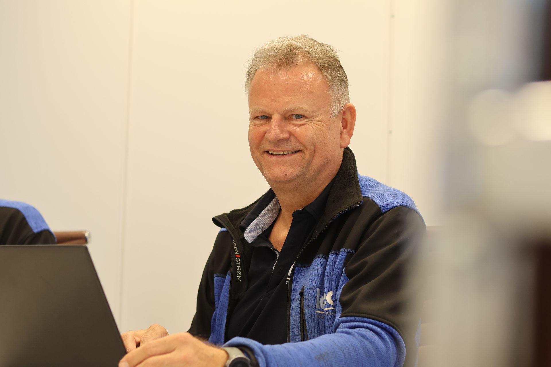 Smile, Hand, Computer, Sleeve
