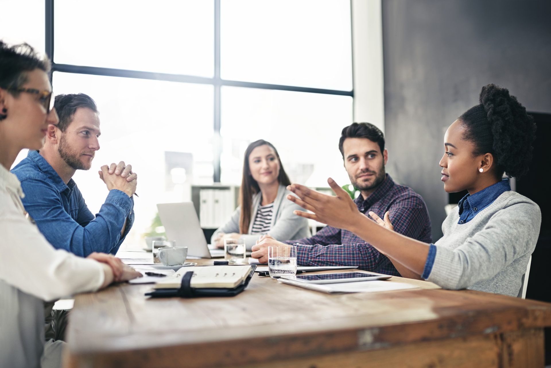 Electronic device, White-collar worker, Meeting, Job, Furniture, Sitting, Technology, Gadget, Management