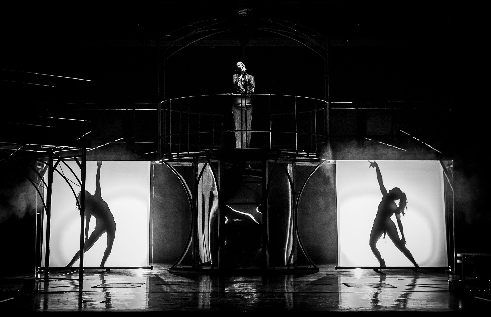 Flash photography, Performing arts, Black, Dance, Entertainment, Standing, Black-and-white, Style