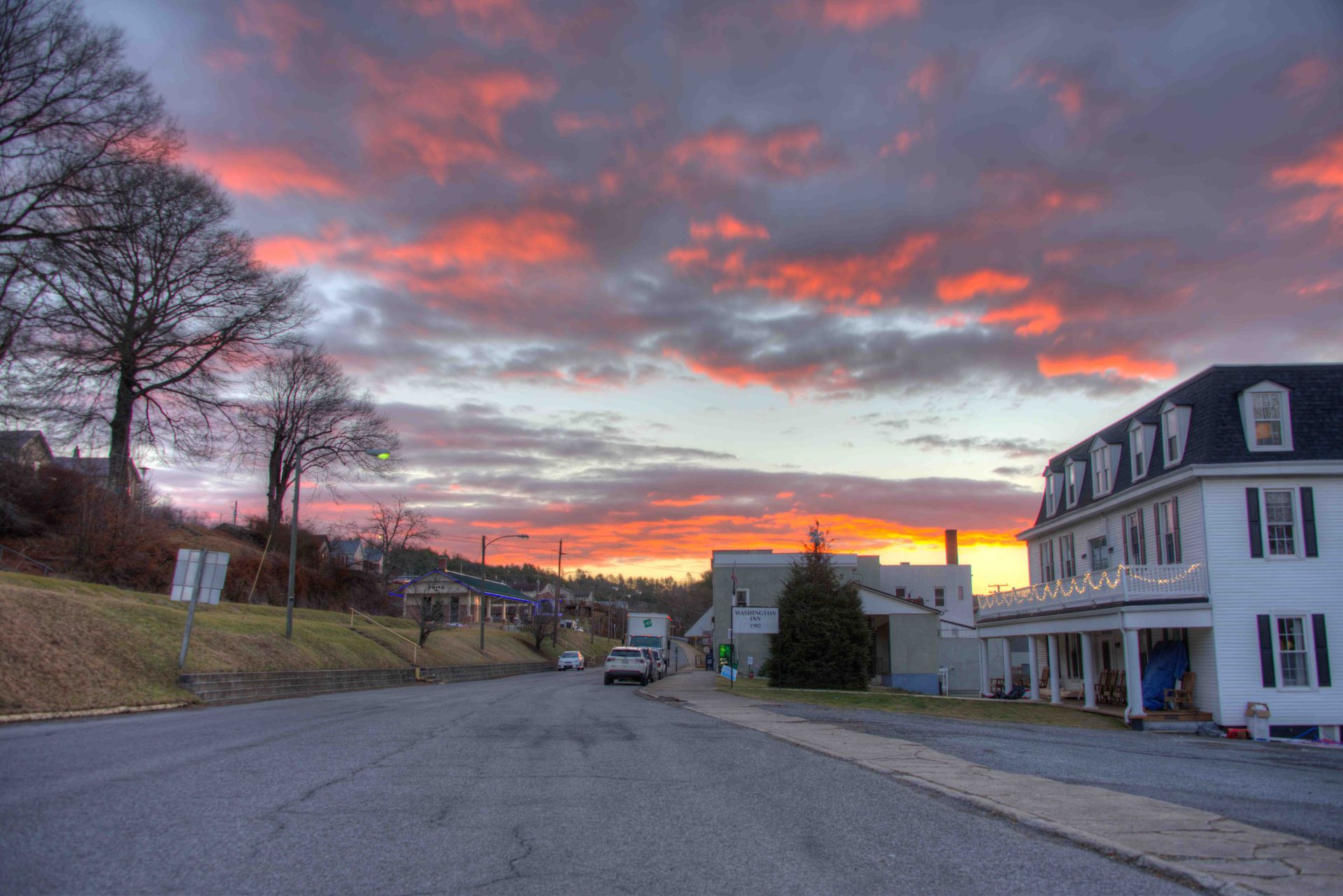 Road surface, Residential area, Sky, Cloud, Afterglow, Dusk, Horizon, Sunset, House