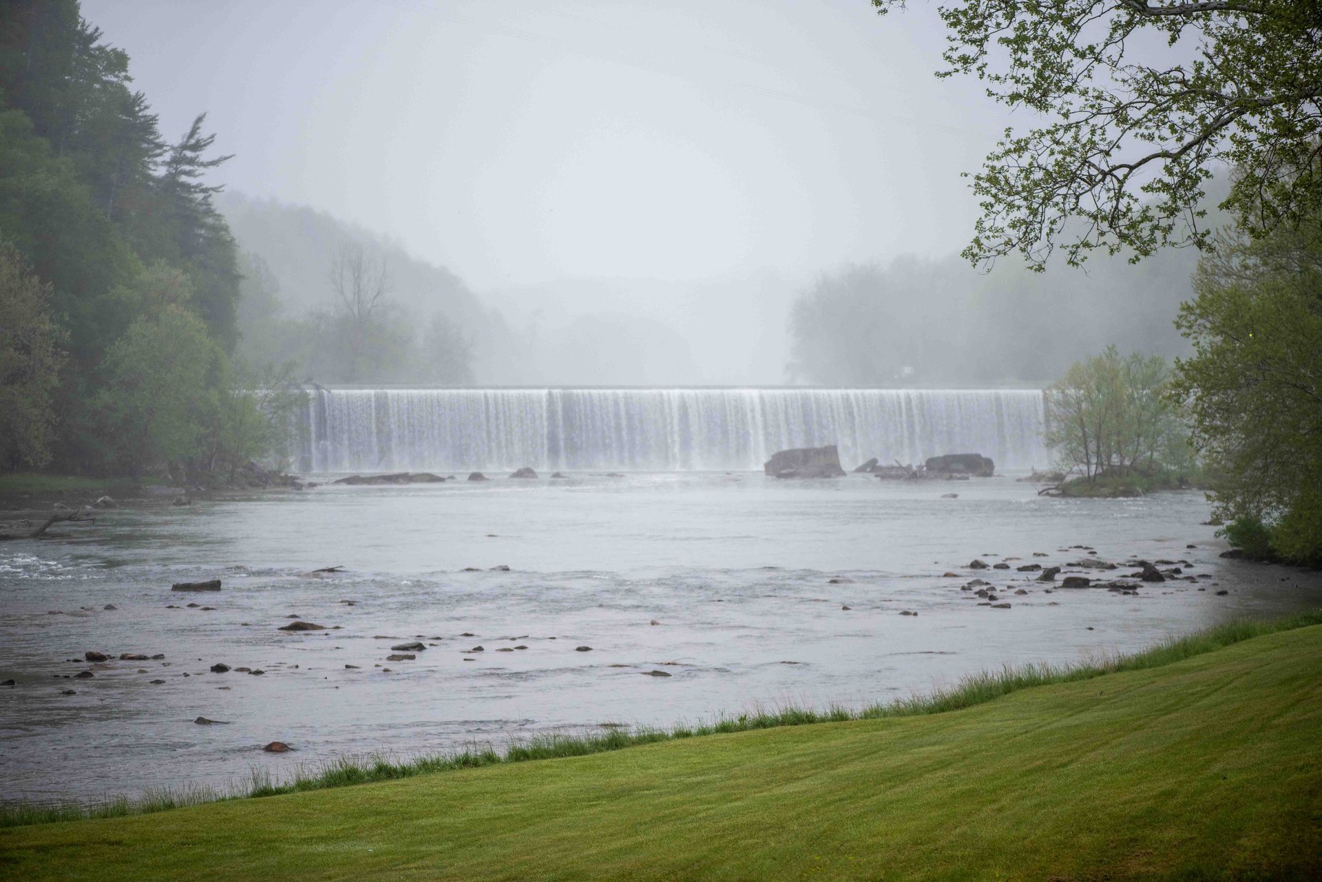 Body of water, Natural landscape, atmospheric phenomenon, Nature, Watercourse, Bank, Stream