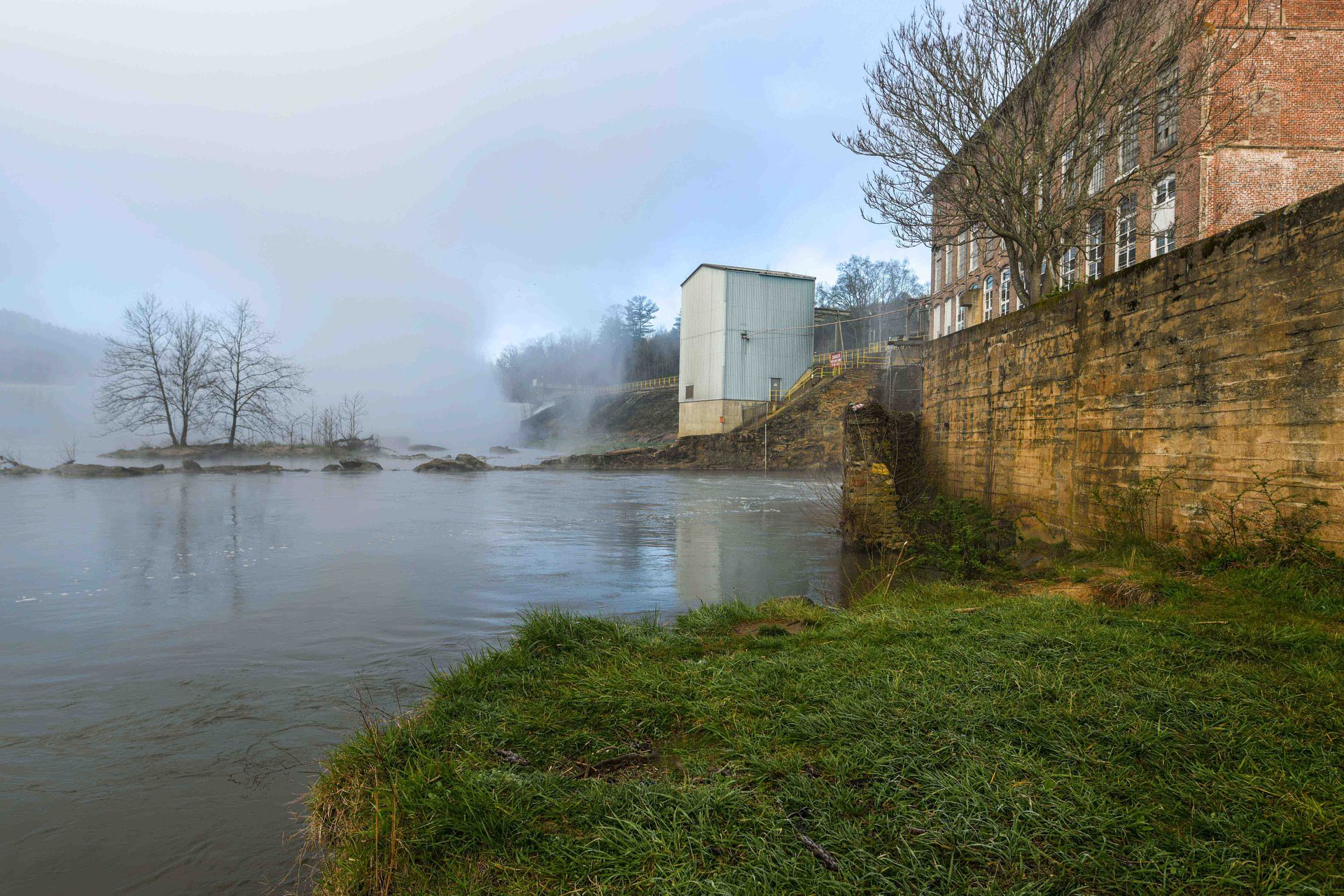 Body of water, atmospheric phenomenon, Nature, Waterway, Watercourse, Bank, Reflection, River