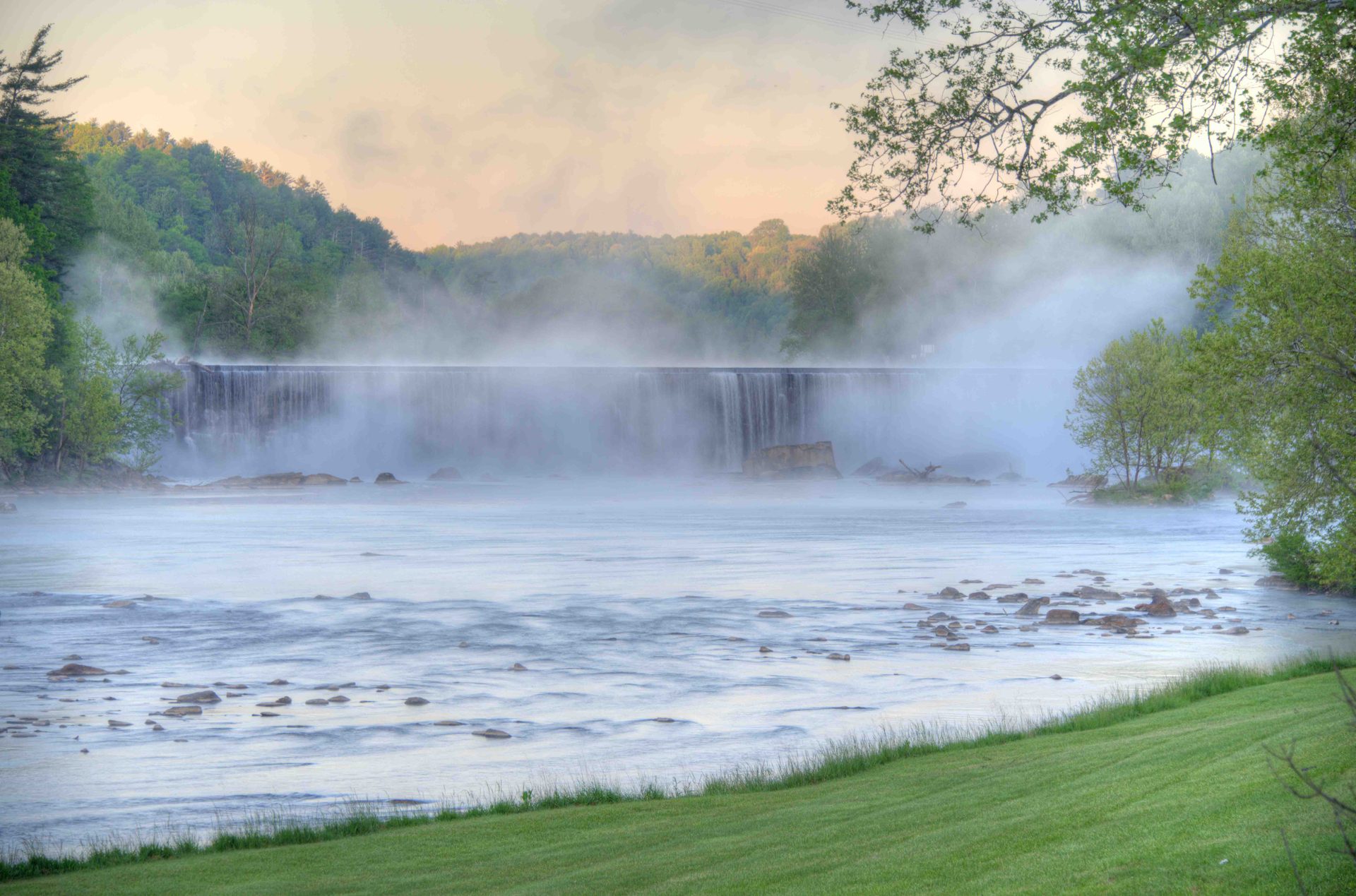Body of water, Natural environment, Nature, Watercourse, Fluid, Waterfall, Bank