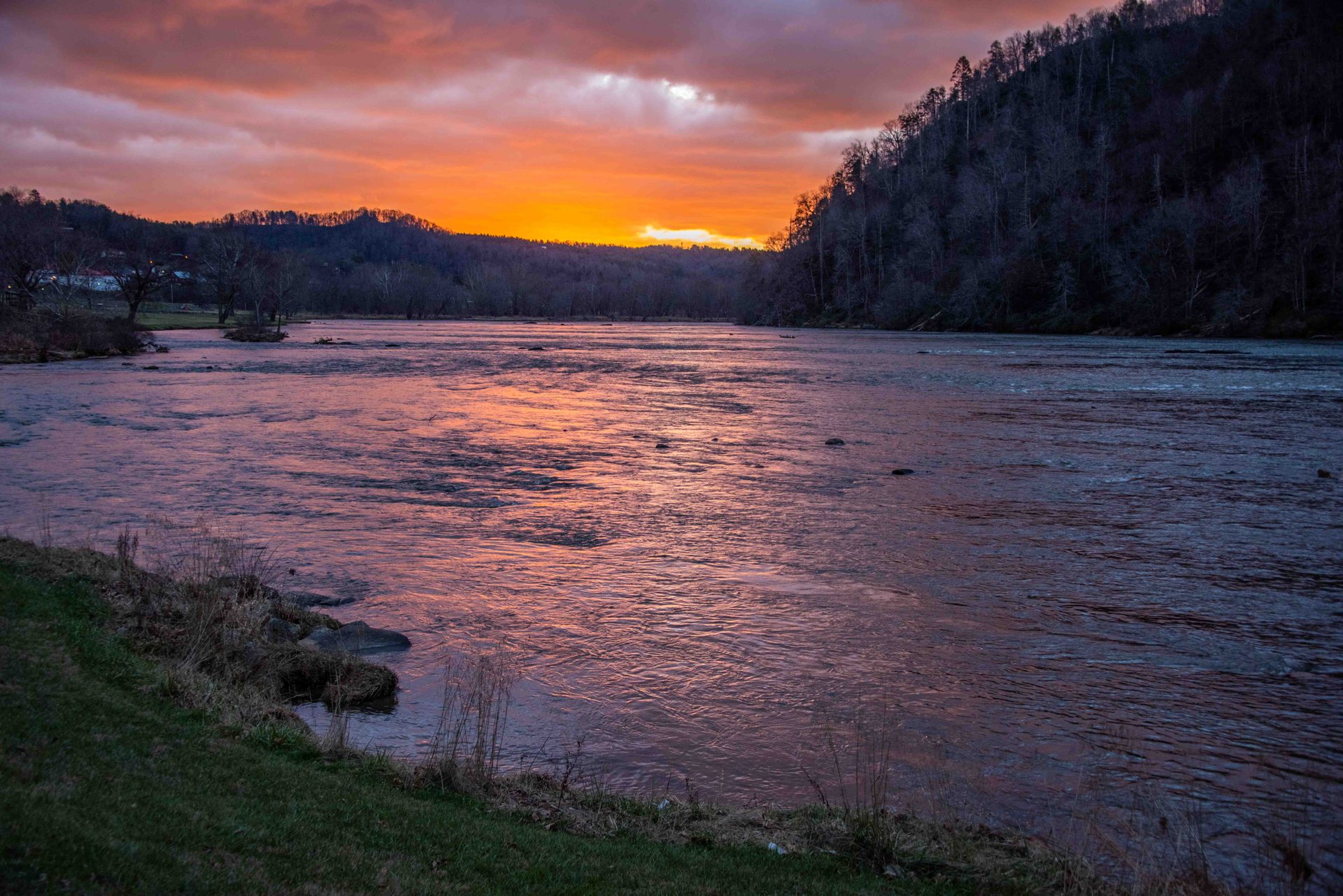 Body of water, Natural landscape, Nature, Watercourse, Dusk, Waterway, Sunset, Bank