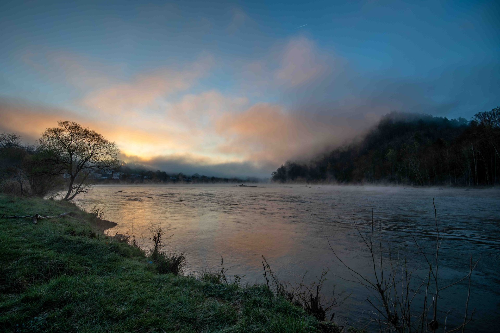 Body of water, Natural landscape, atmospheric phenomenon, Nature, Dusk, Watercourse, Sunrise, Bank