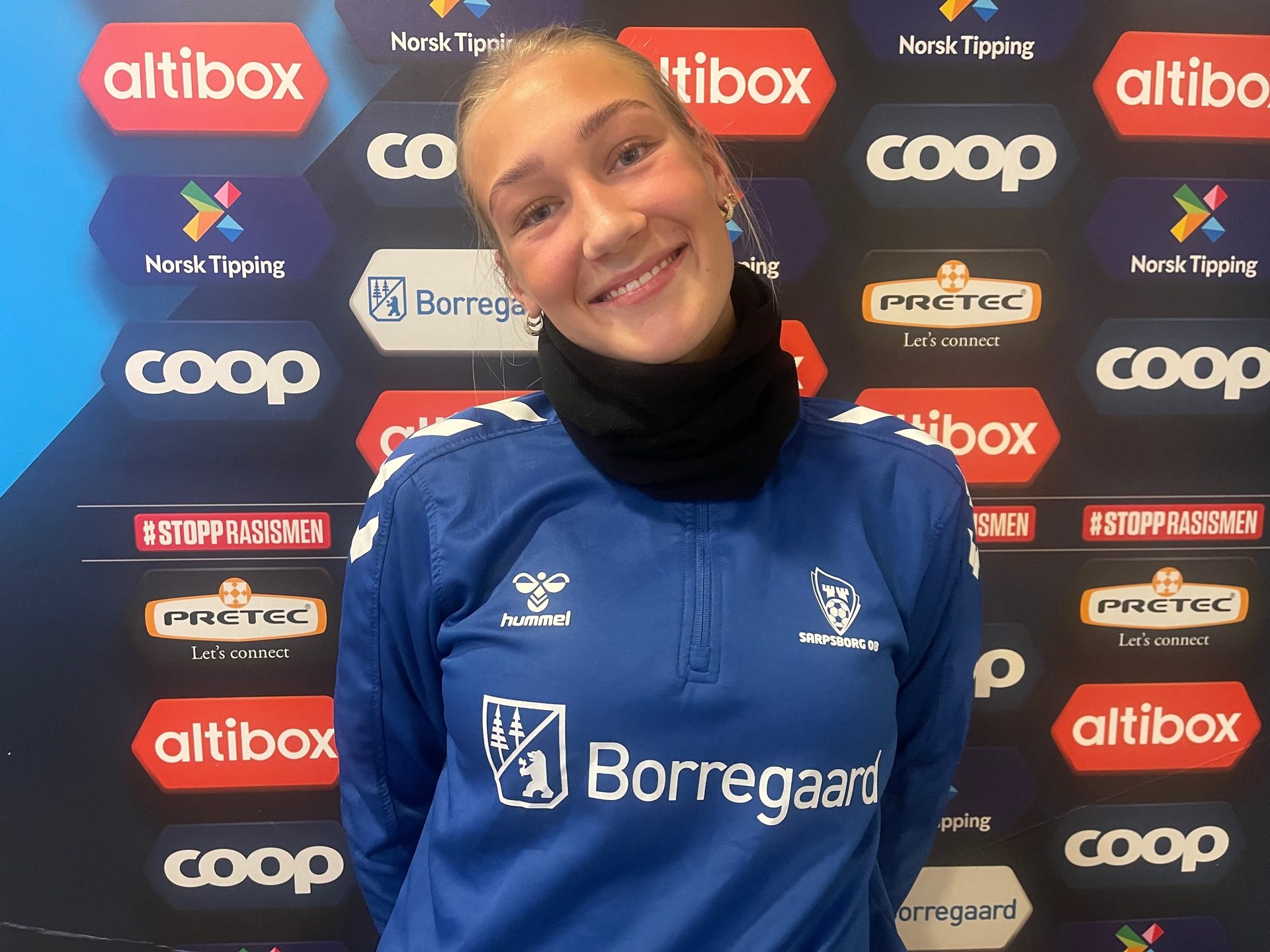 Sports uniform, Smile, Sleeve
